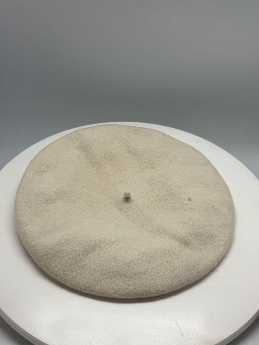 Cream Wool Beret With Vintage Tail Detail — detail