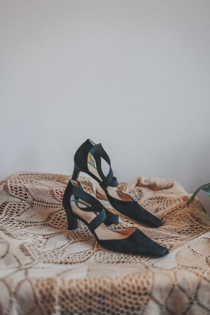 Vintage Black Pointed Toe Pumps — additional view 6