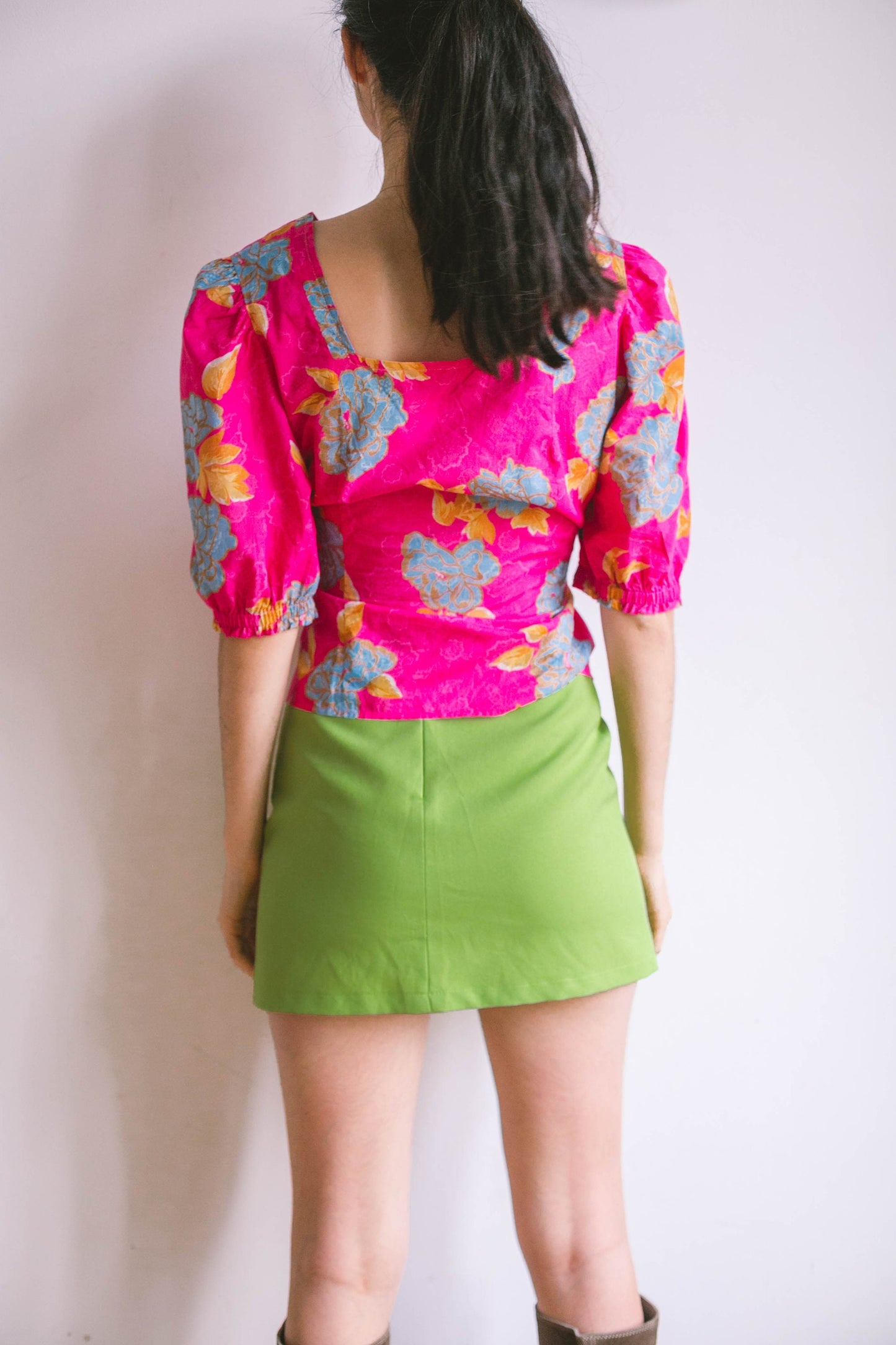 Vintage 80s Floral Blouse Women’s Puff Sleeve Top, Vibrant Summer Retro 60s Style Handmade Cotton Blouse with Waist Tie & Gold Seam