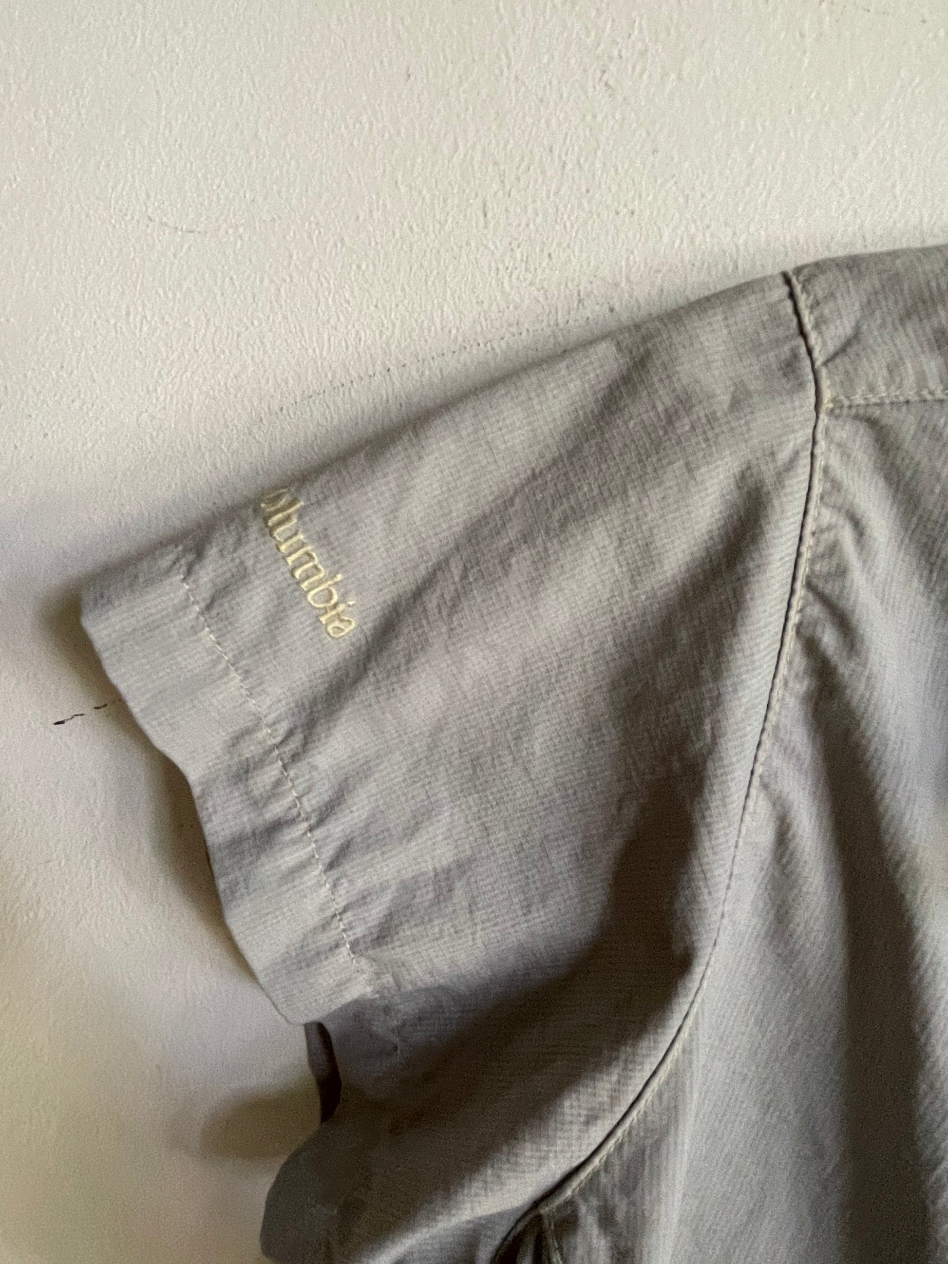 Columbia Grey Blouse Size M – Lightweight Summer Hiking Top, Active Wear Shirt, High-Quality, Versatile for Pants & Skirts