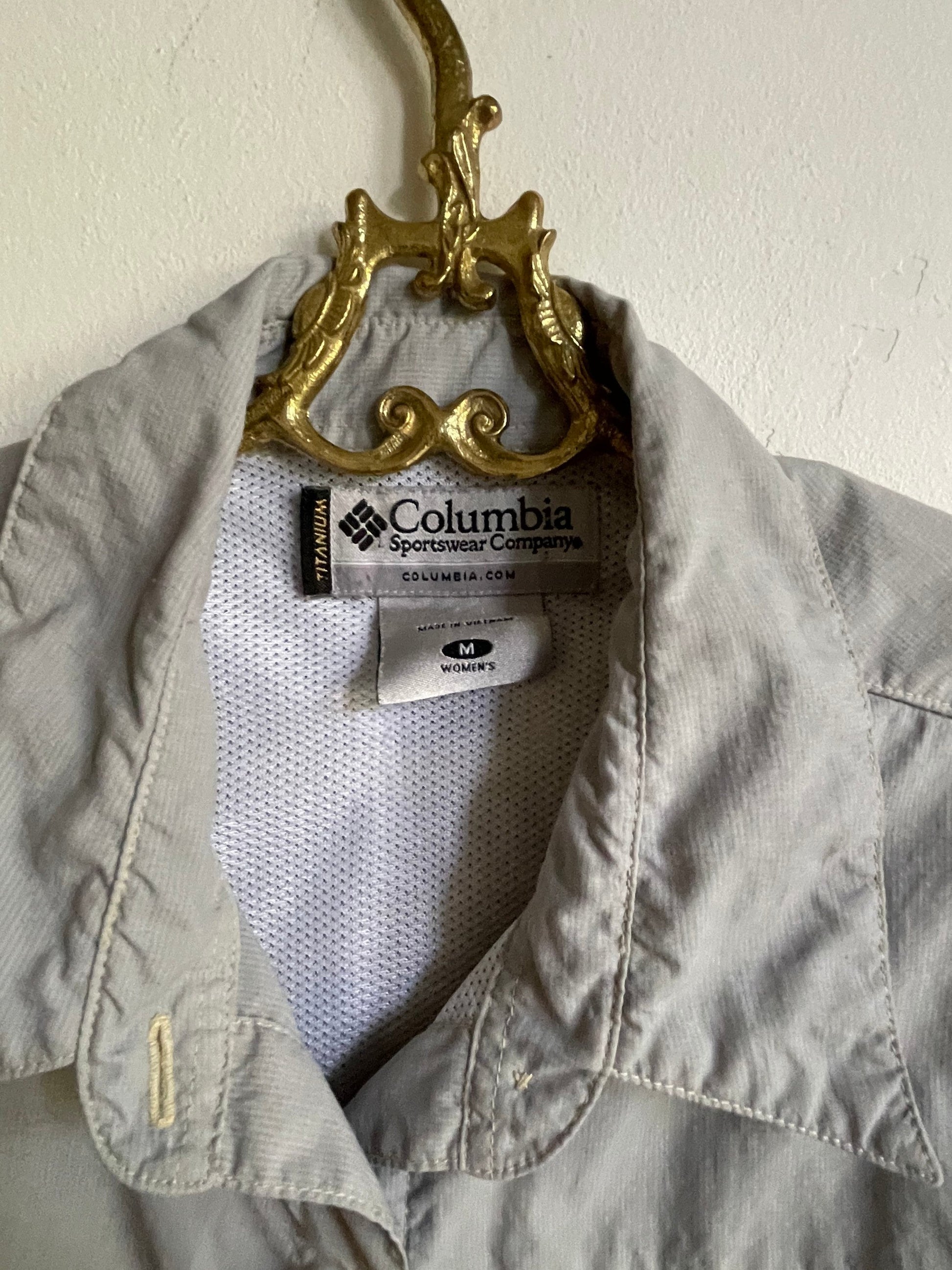 Columbia Grey Blouse Size M – Lightweight Summer Hiking Top, Active Wear Shirt, High-Quality, Versatile for Pants & Skirts