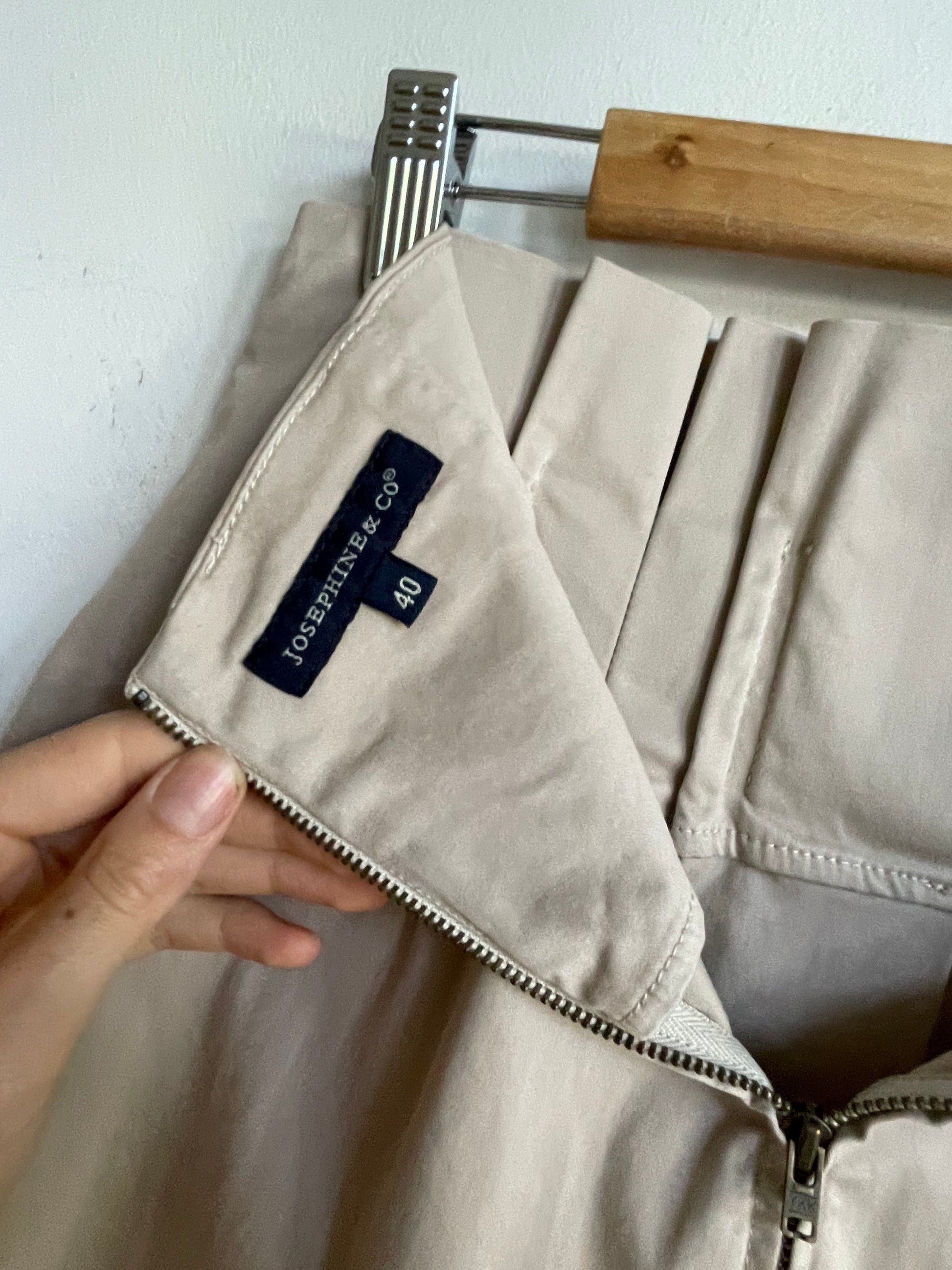 Luxury Josephine & Co hight waisted wool taupe skirt, Wool blend business skirt, Casual pleated high waist skirt, Smart taupe skirt, M