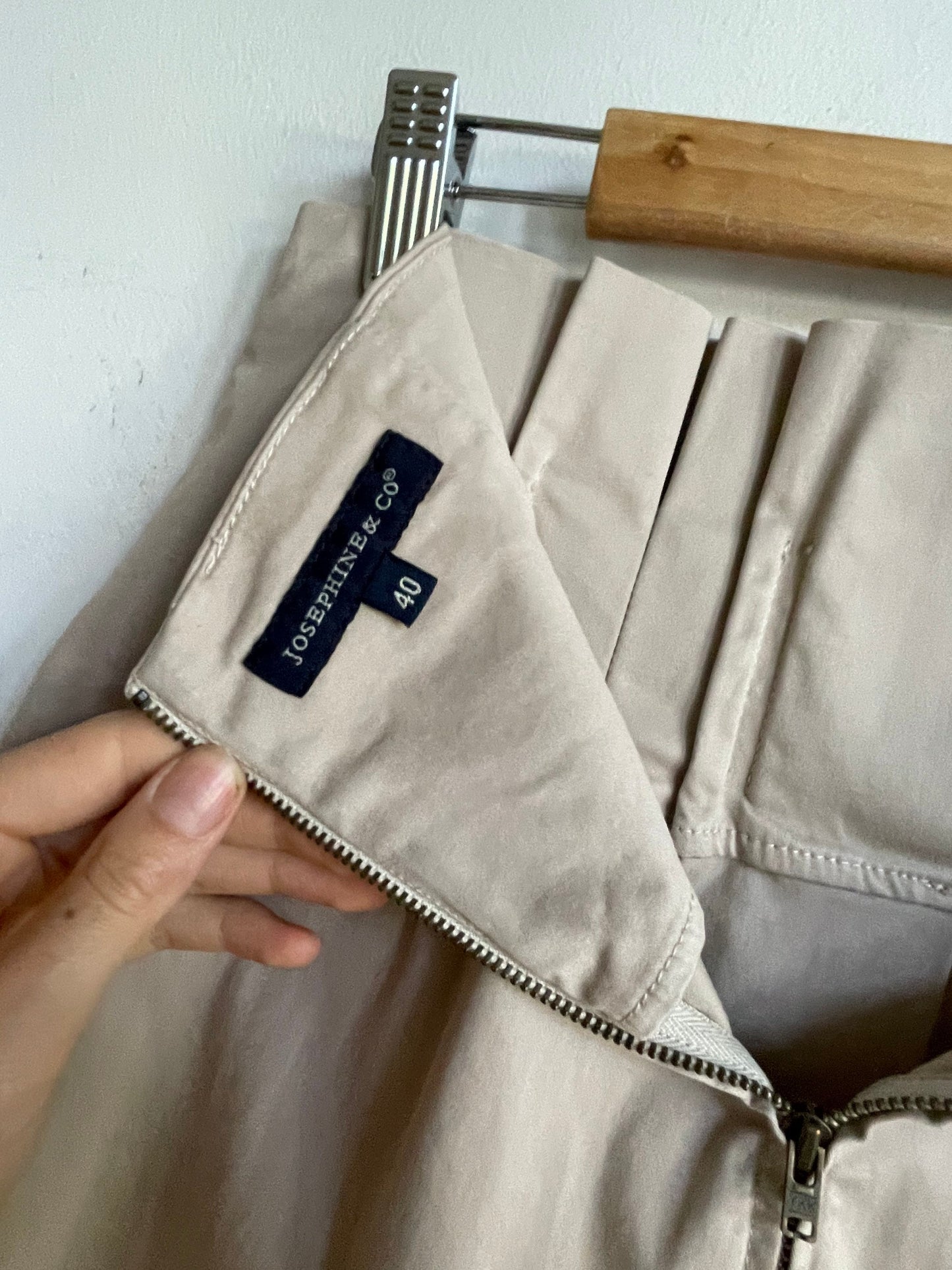 Luxury Josephine & Co hight waisted wool taupe skirt, Wool blend business skirt, Casual pleated high waist skirt, Smart taupe skirt, M