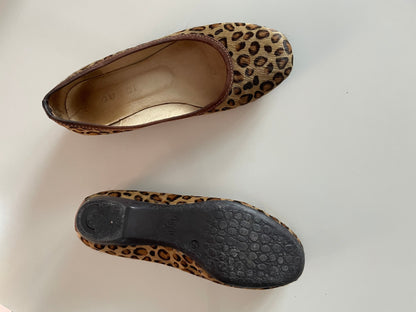 Gucci Leopard Print Vintage Flats — fabric close-up