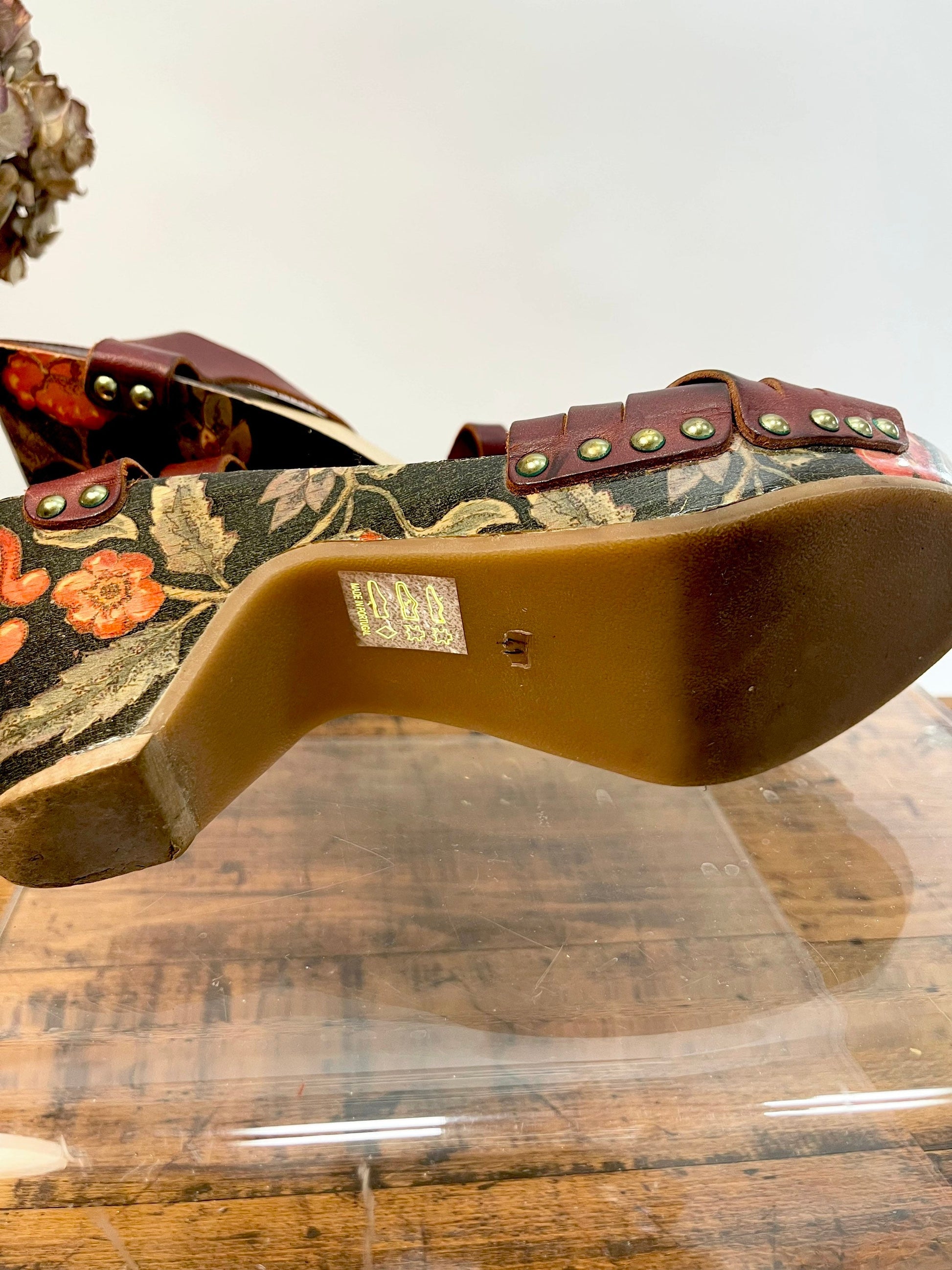 Vintage Isabel Marant platform sandals, leather in burgundy brown, open toe, floral detailed heel, bohemian grunge, EU 41