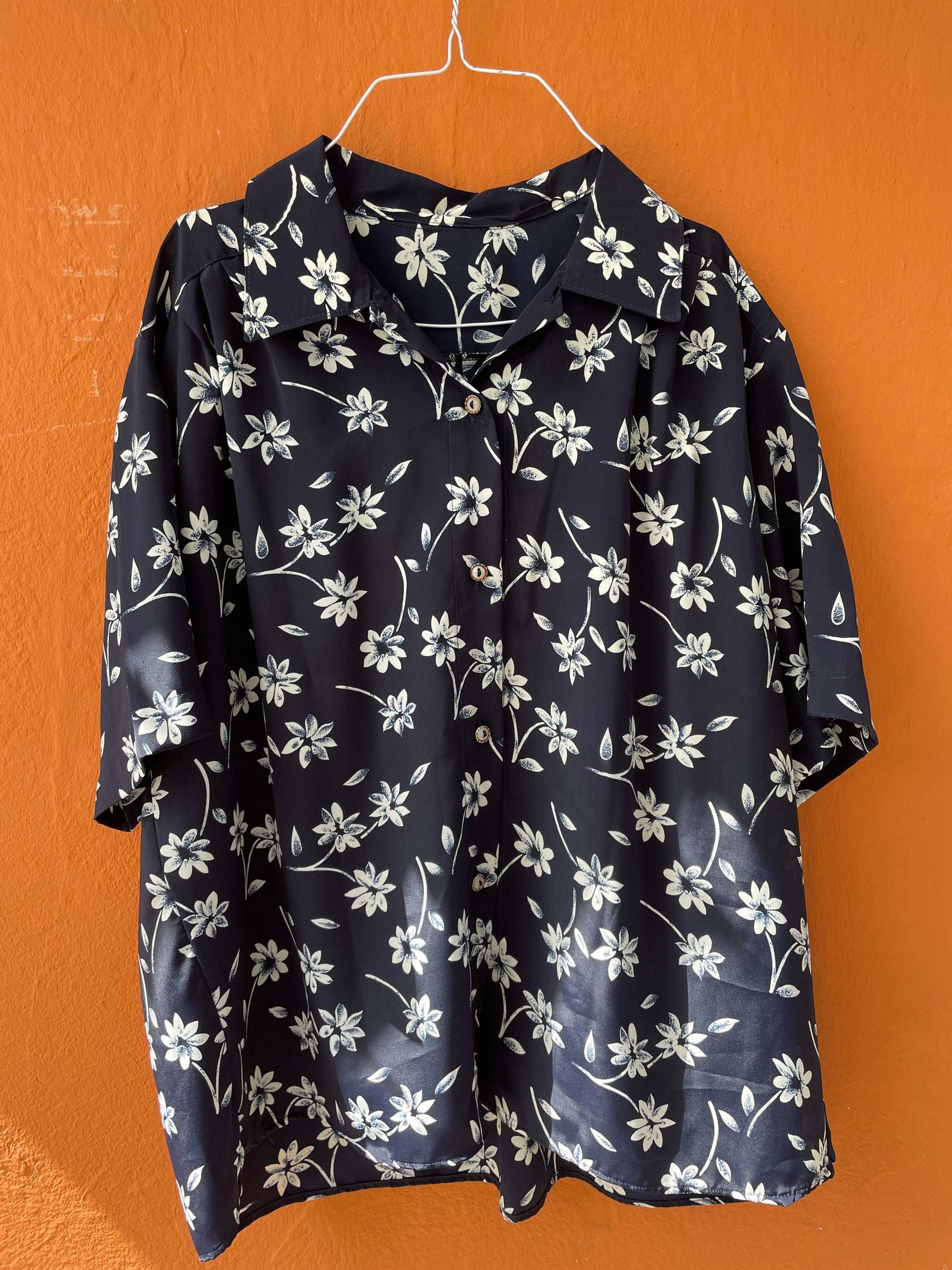 Groovy vintage dark blue and white floral patterned blouse, Oversized shirt, Navy Retro shirt, Loose casual blouse, XXXL