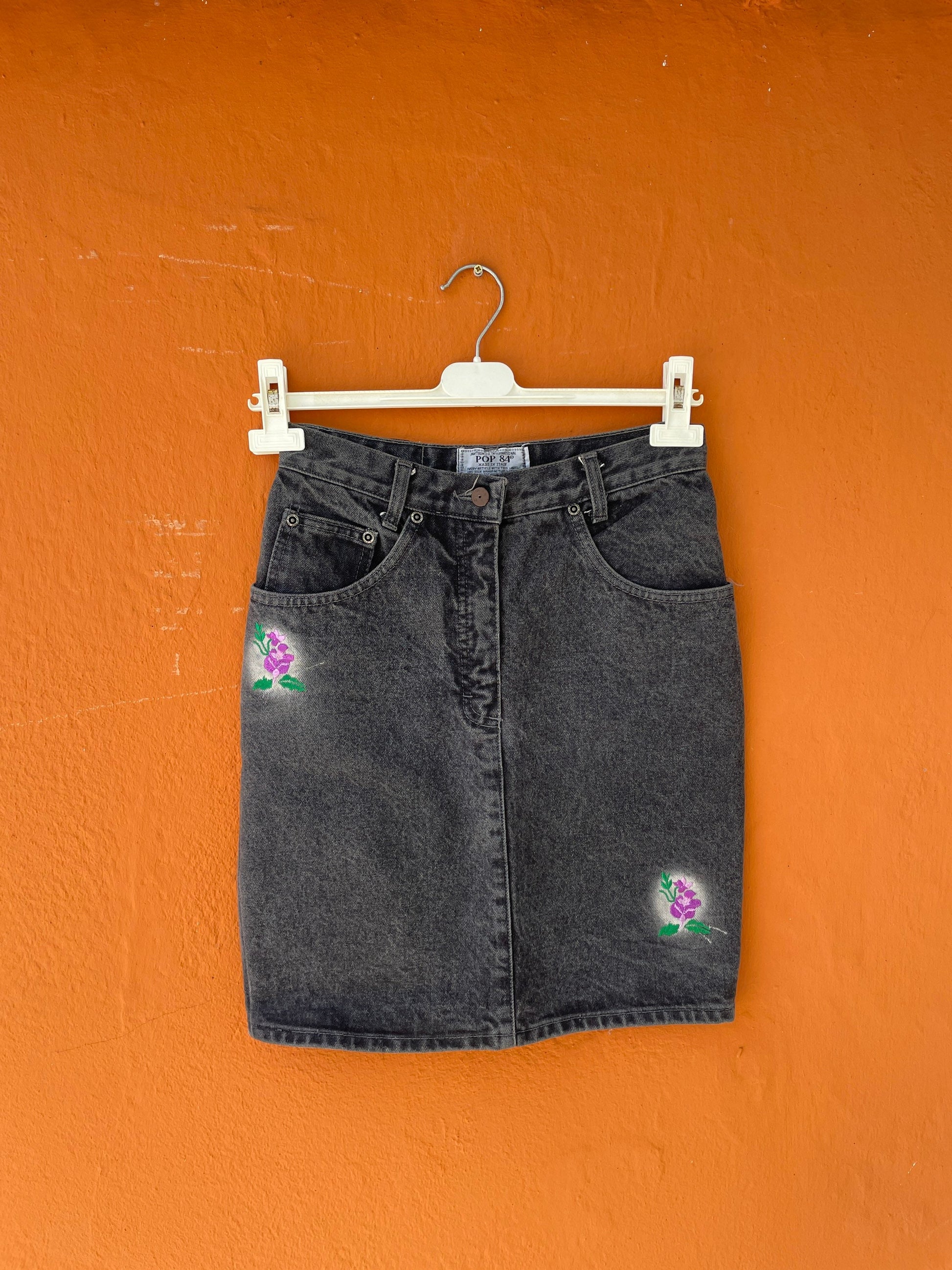 Ash grey vintage denim mini skirt, Pop84 retro clothing, 1980s jean skirt with flower design, Short summer skirt