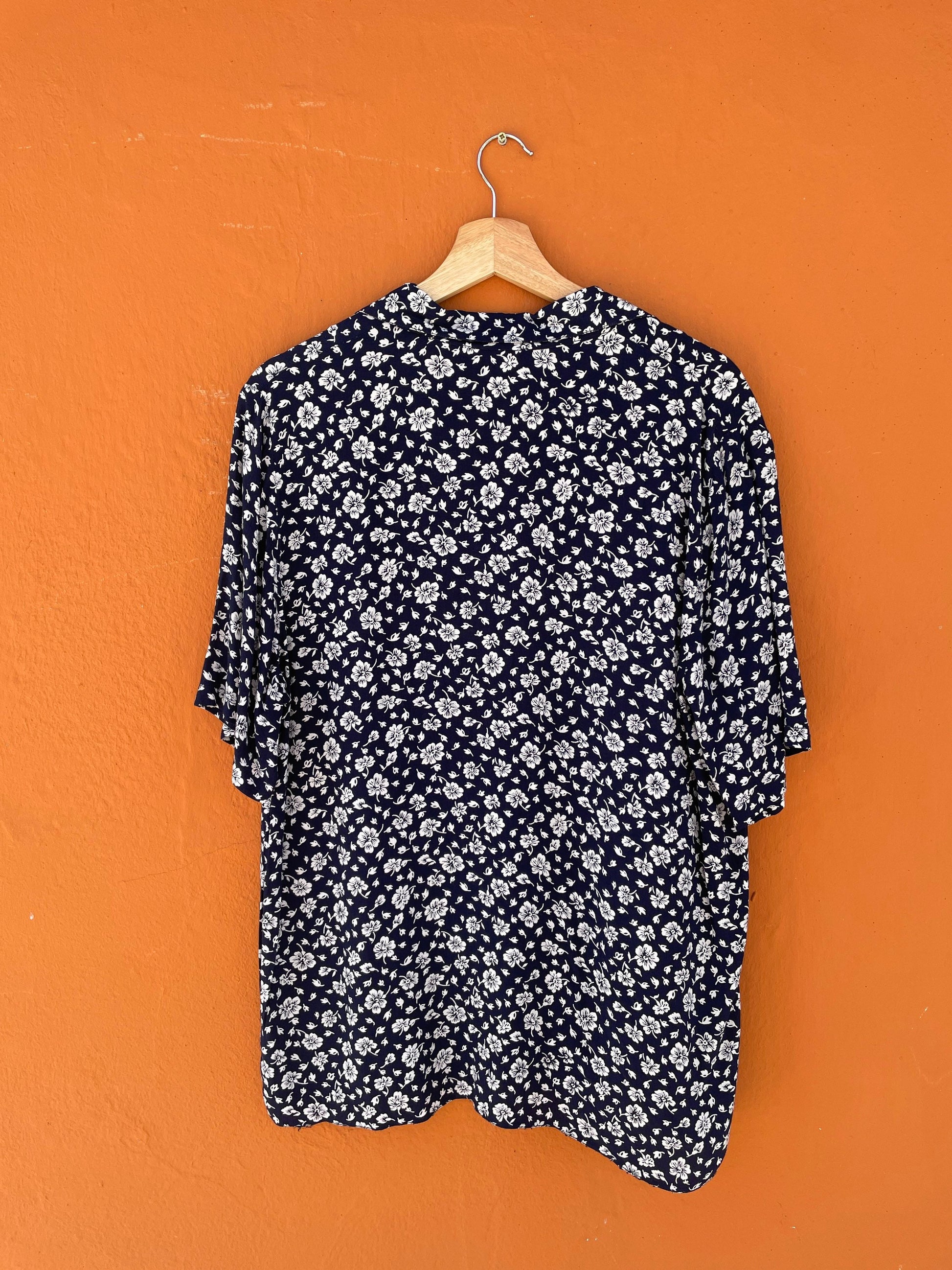 Vintage floral woman blouse, Blue and white cropped summer shirt, Knot tie short sleeve button up top, Cute 70s Feminine button up shirt