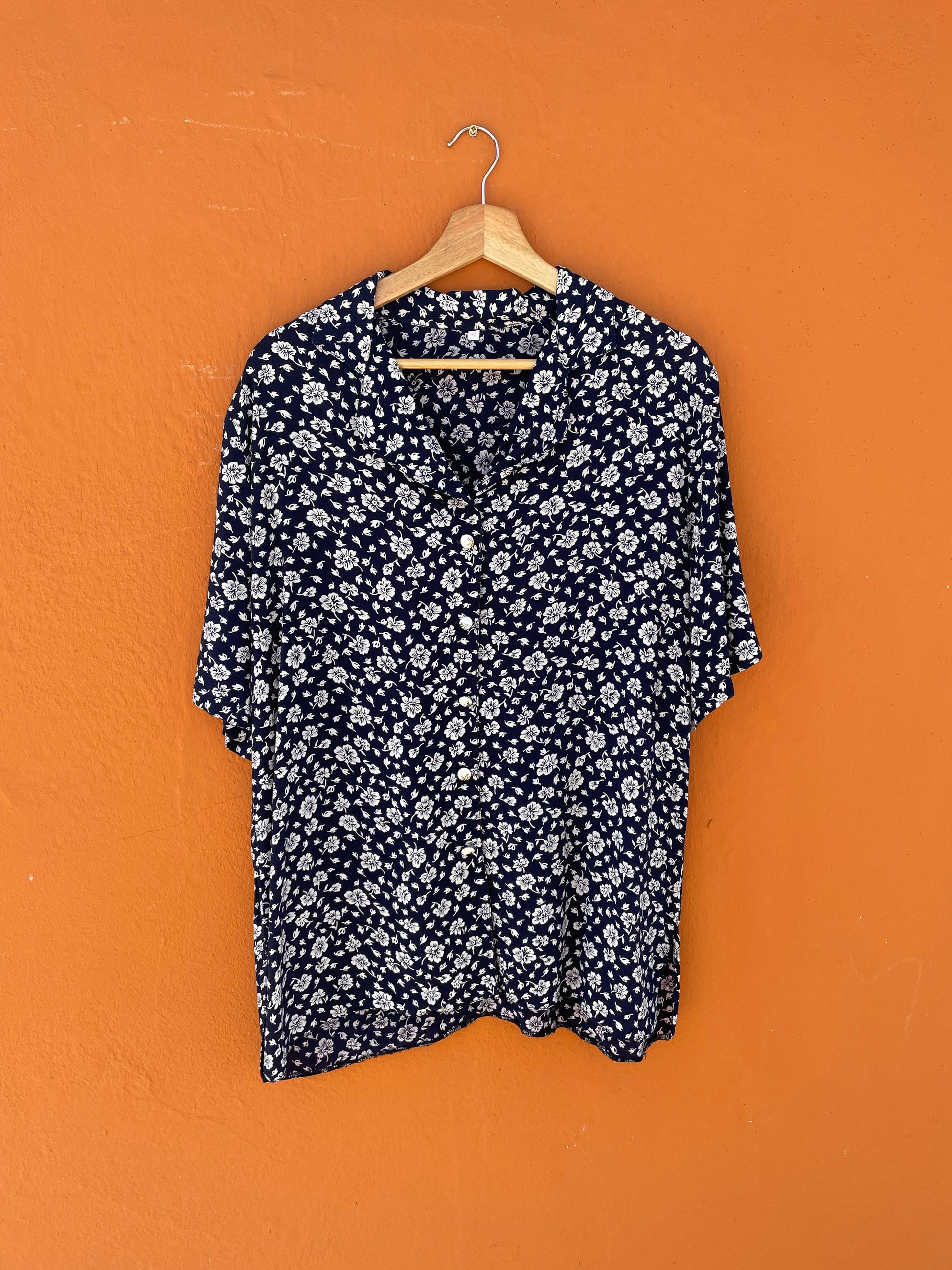 Vintage floral woman blouse, Blue and white cropped summer shirt, Knot tie short sleeve button up top, Cute 70s Feminine button up shirt