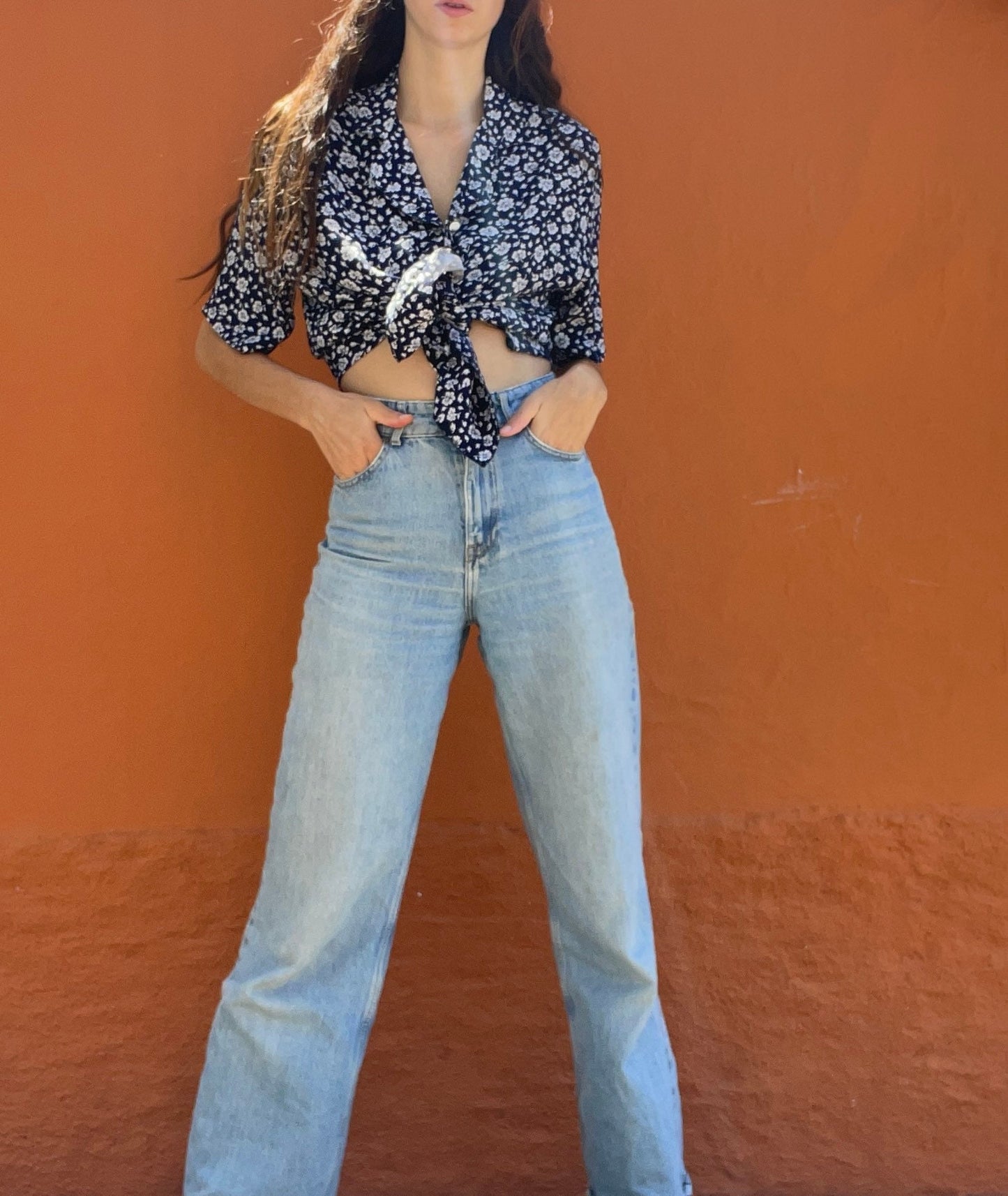 Vintage floral woman blouse, Blue and white cropped summer shirt, Knot tie short sleeve button up top, Cute 70s Feminine button up shirt