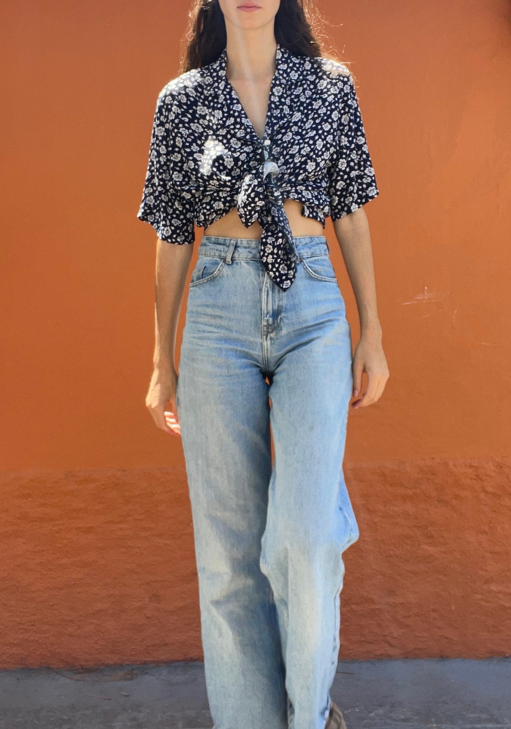 Vintage floral woman blouse, Blue and white cropped summer shirt, Knot tie short sleeve button up top, Cute 70s Feminine button up shirt