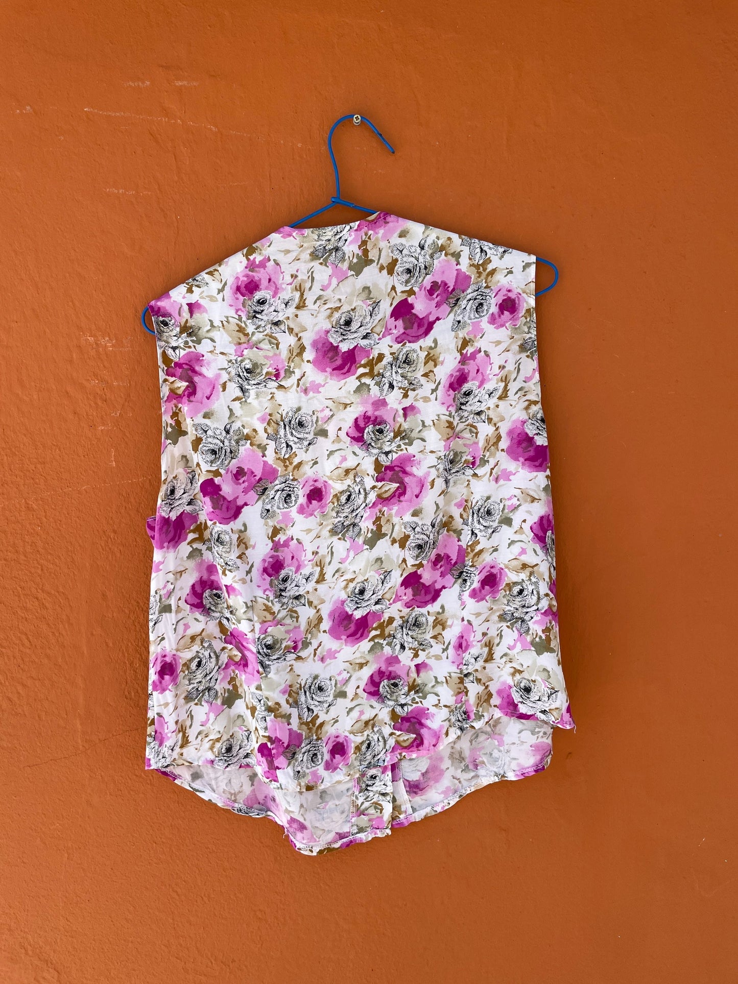 Vintage Sleeveless Floral Blouse – Pink & Neutral Roses – Soft Cotton Blend (Size S)