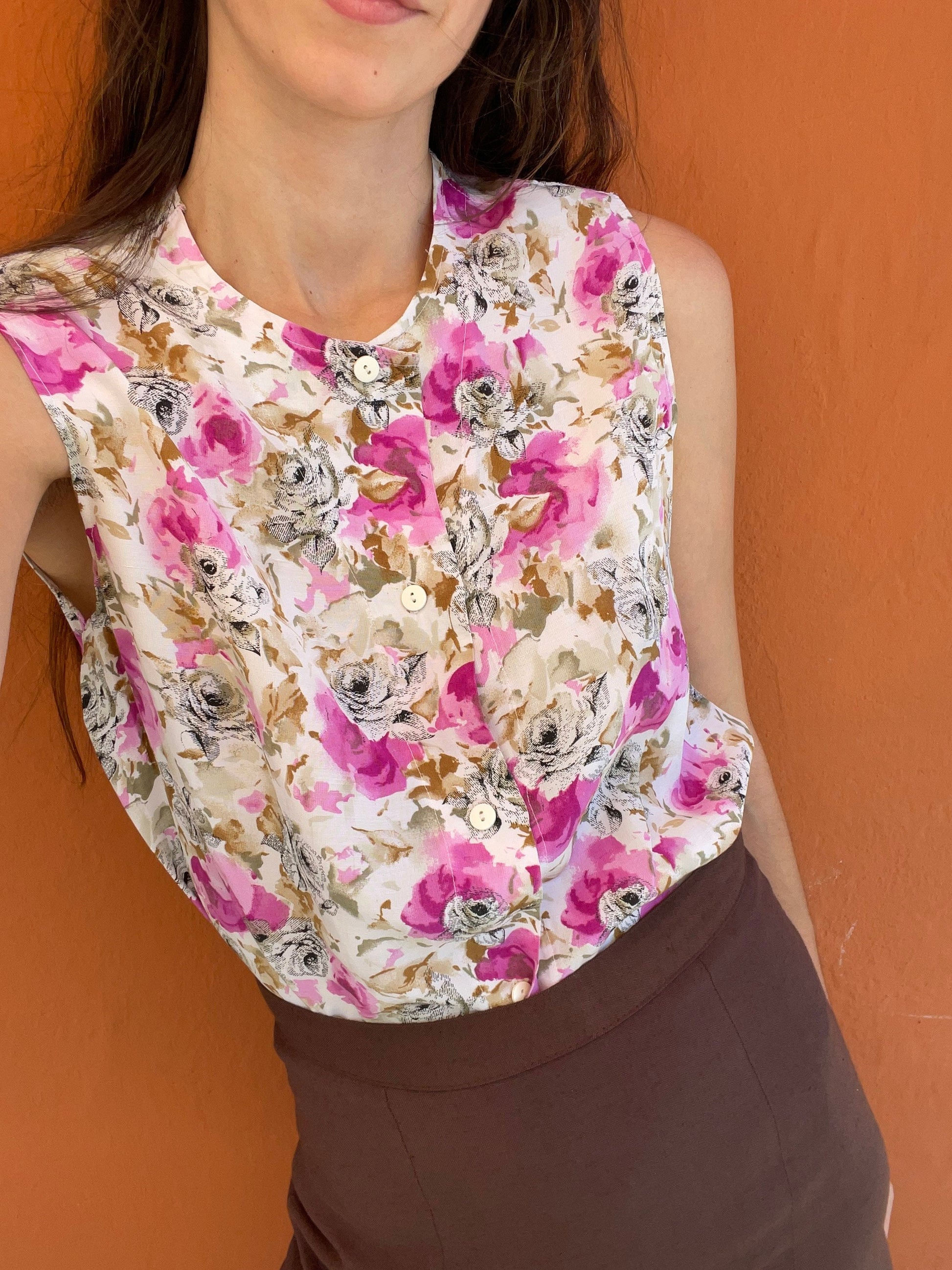 Vintage Sleeveless Floral Blouse – Pink & Neutral Roses – Soft Cotton Blend (Size S)