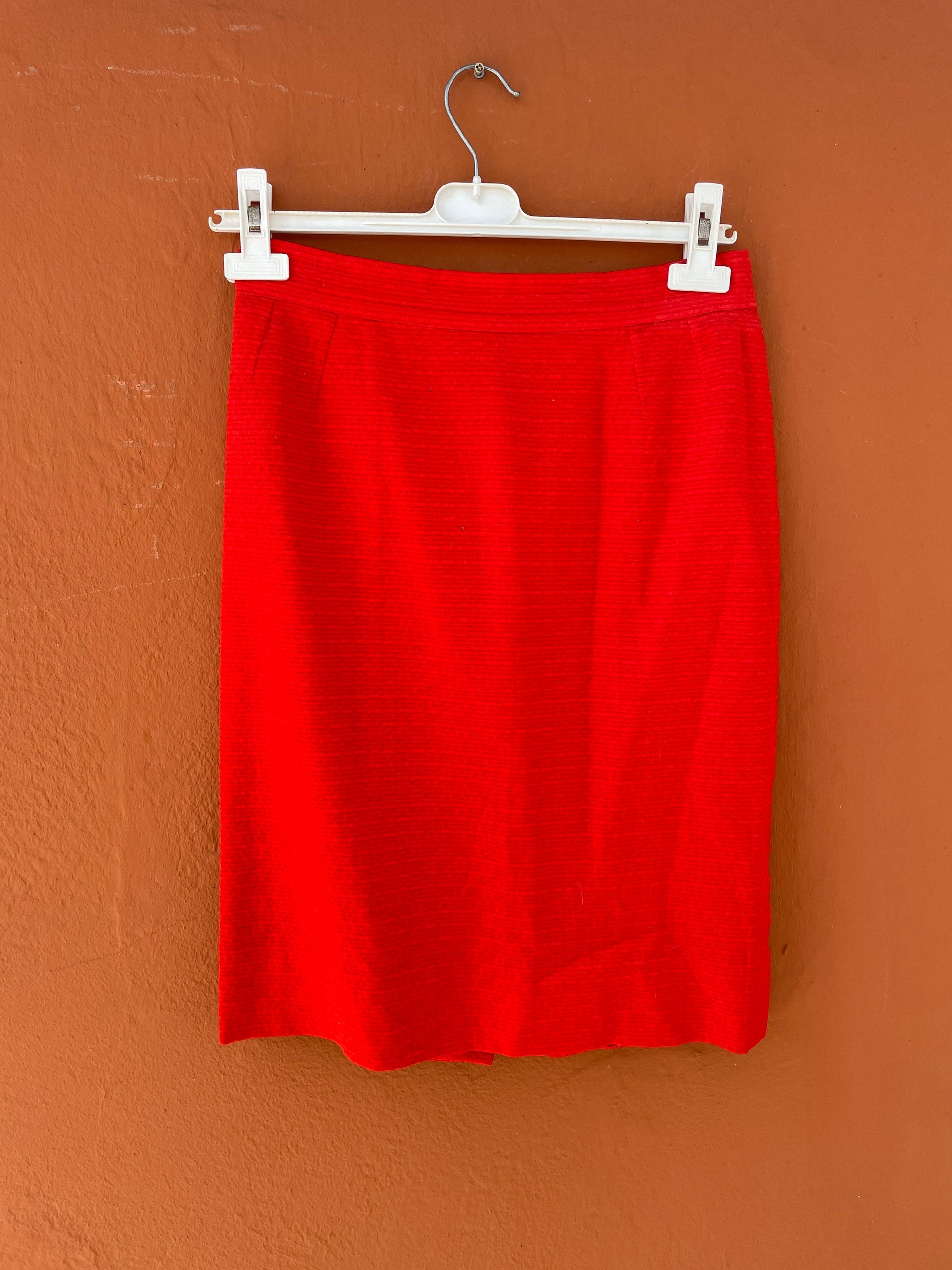 Vintage Scarlet Red Pencil Skirt | Retro 90s Officecore Vibes | Size S | Back Slit & Zipper Closure