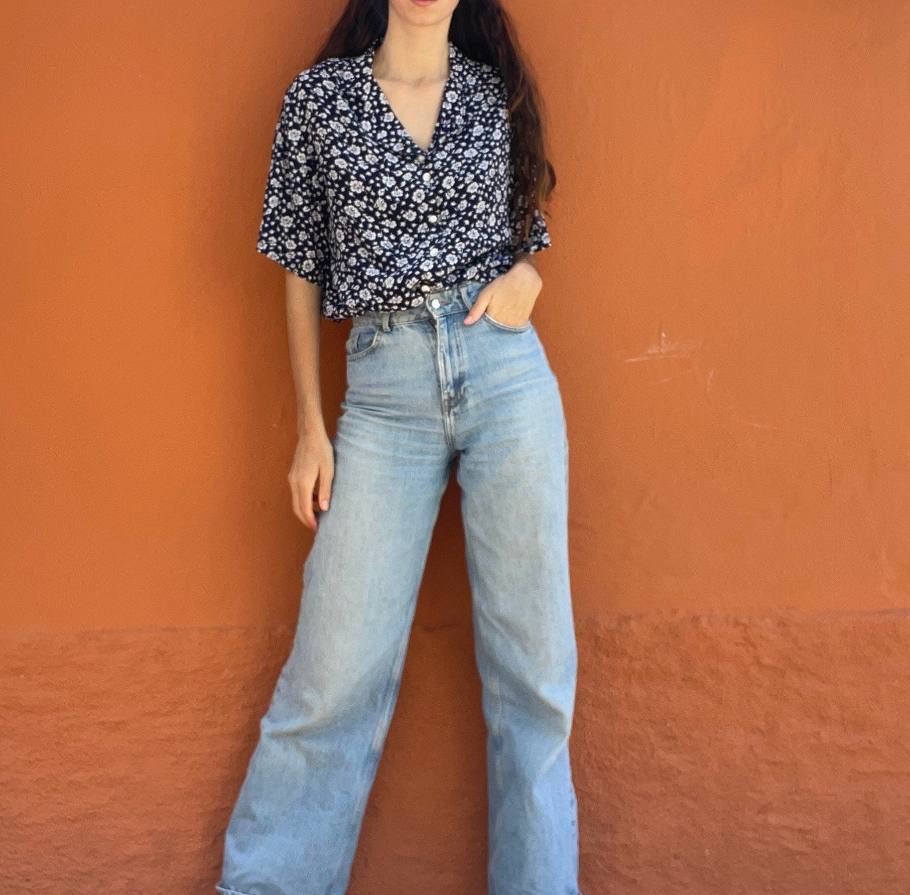 Vintage floral woman blouse, Blue and white cropped summer shirt, Knot tie short sleeve button up top, Cute 70s Feminine button up shirt