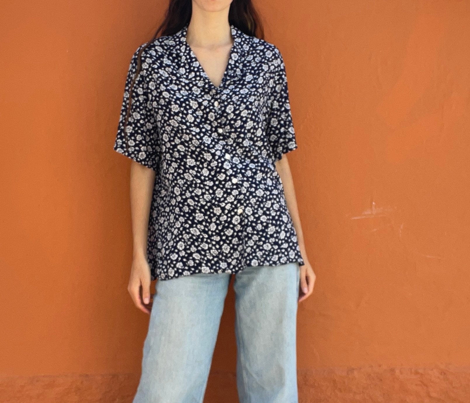 Vintage floral woman blouse, Blue and white cropped summer shirt, Knot tie short sleeve button up top, Cute 70s Feminine button up shirt
