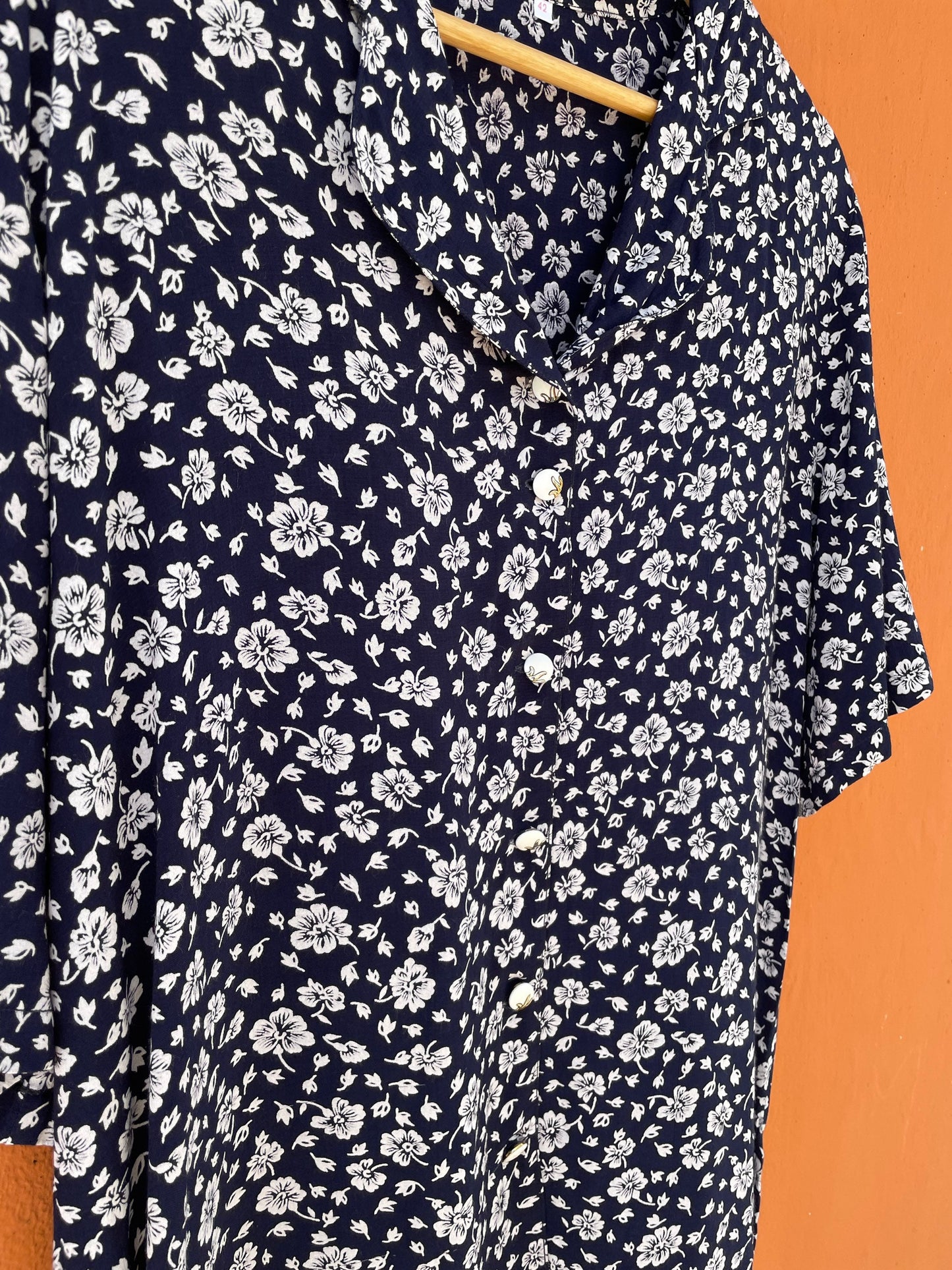 Vintage floral woman blouse, Blue and white cropped summer shirt, Knot tie short sleeve button up top, Cute 70s Feminine button up shirt