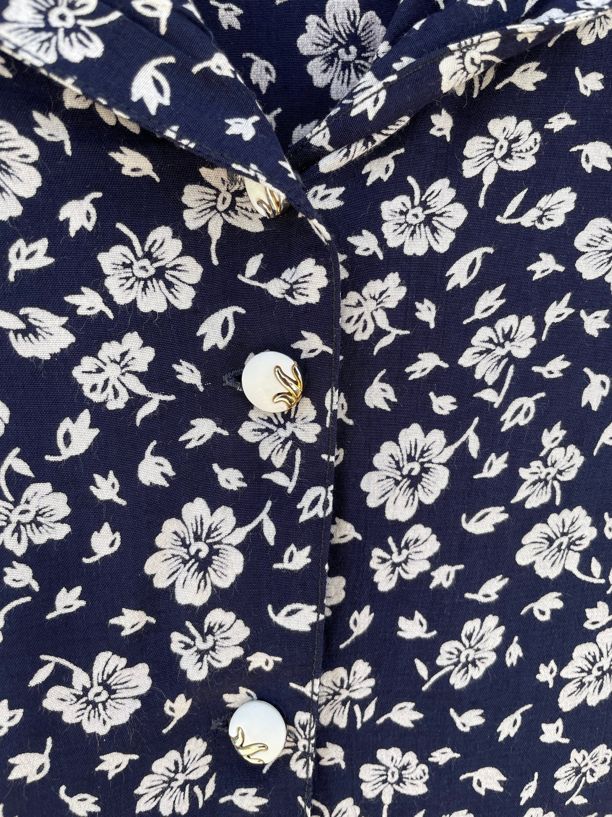 Vintage floral woman blouse, Blue and white cropped summer shirt, Knot tie short sleeve button up top, Cute 70s Feminine button up shirt