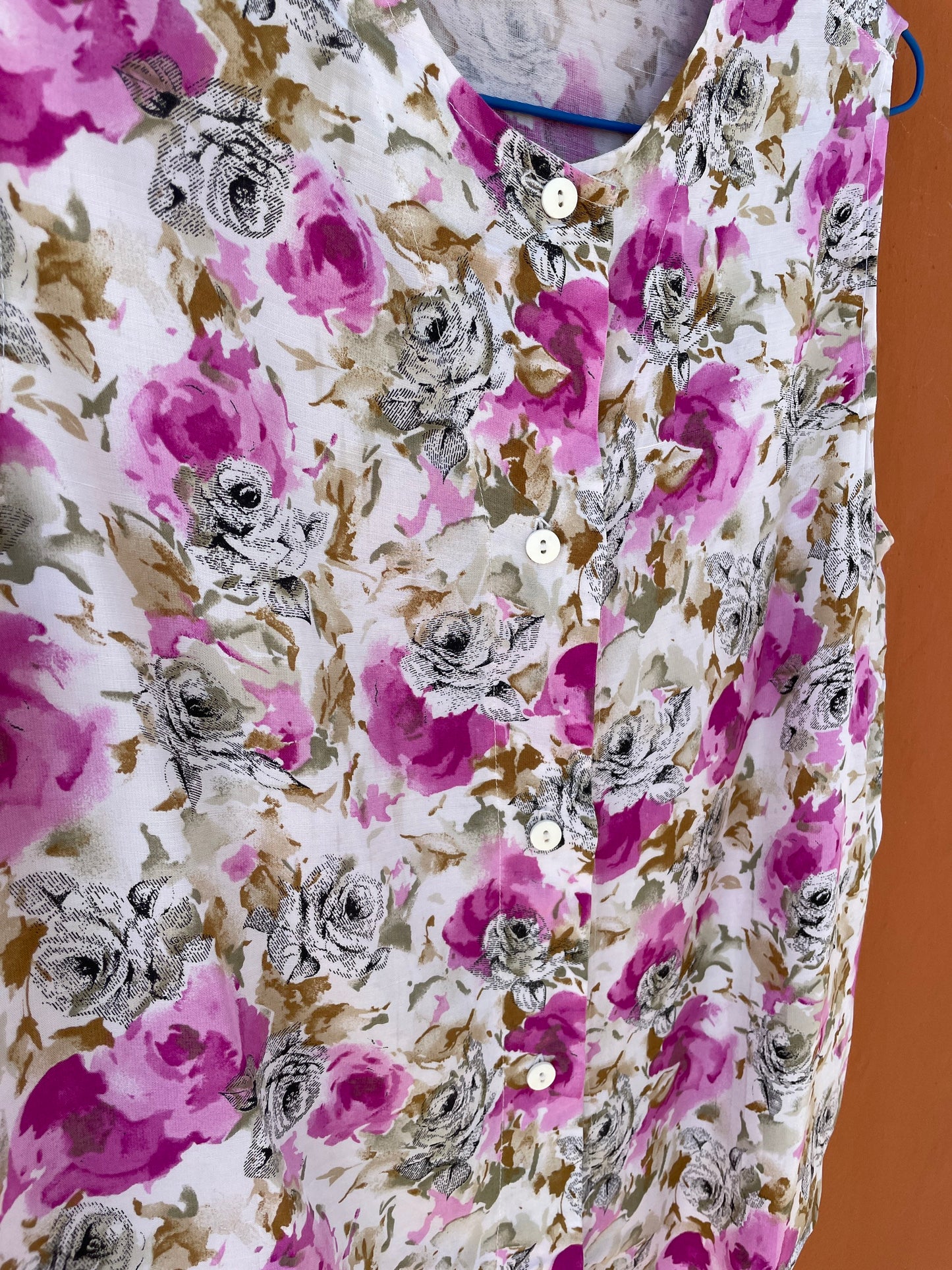Vintage Sleeveless Floral Blouse – Pink & Neutral Roses – Soft Cotton Blend (Size S)