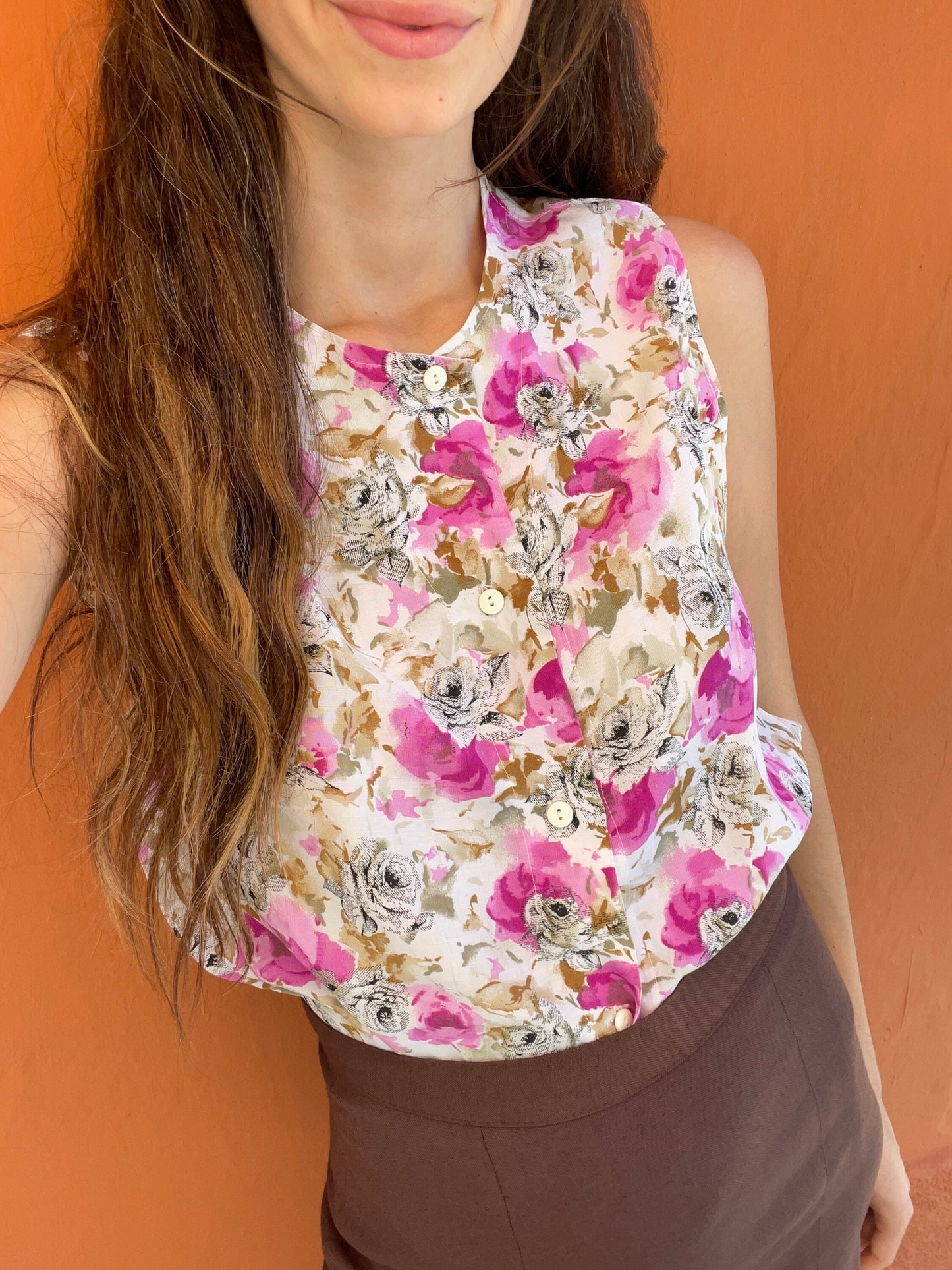 Vintage Sleeveless Floral Blouse – Pink & Neutral Roses – Soft Cotton Blend (Size S)