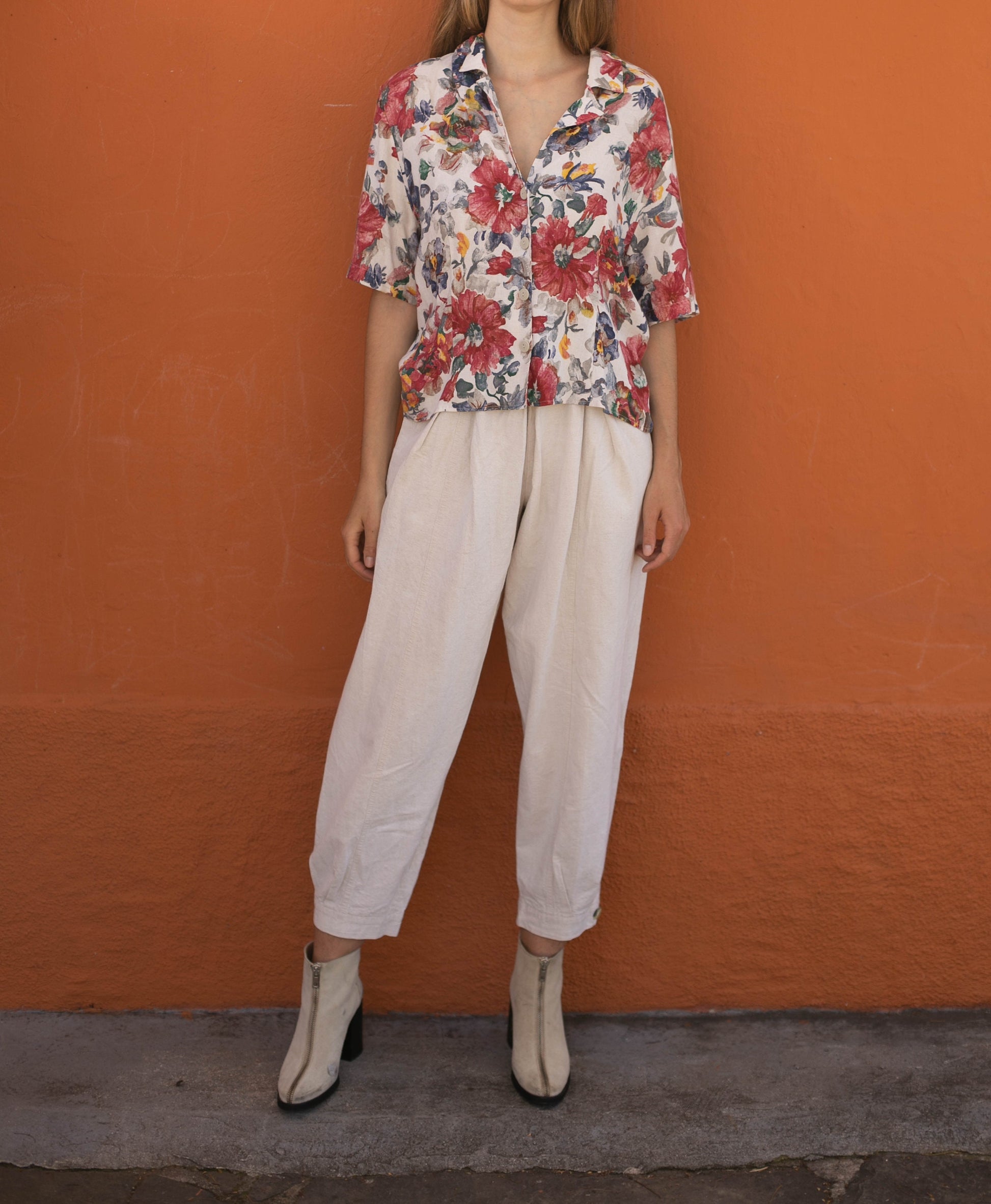 Linen blend vintage floral woman blouse, Retro flower patterned top, Cute lightweight red and white summer shirt, Button-up 70s festival tee