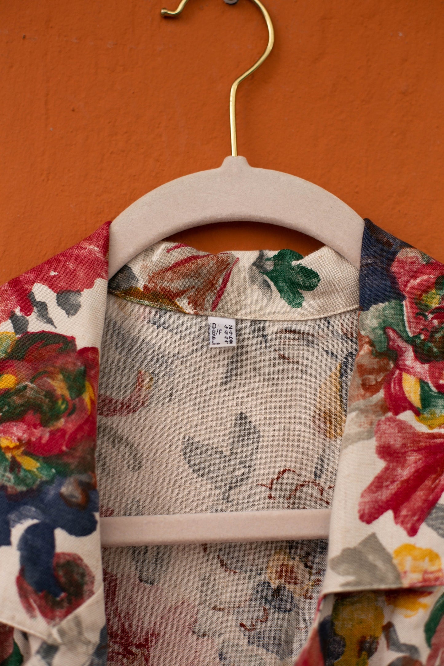 Linen blend vintage floral woman blouse, Retro flower patterned top, Cute lightweight red and white summer shirt, Button-up 70s festival tee