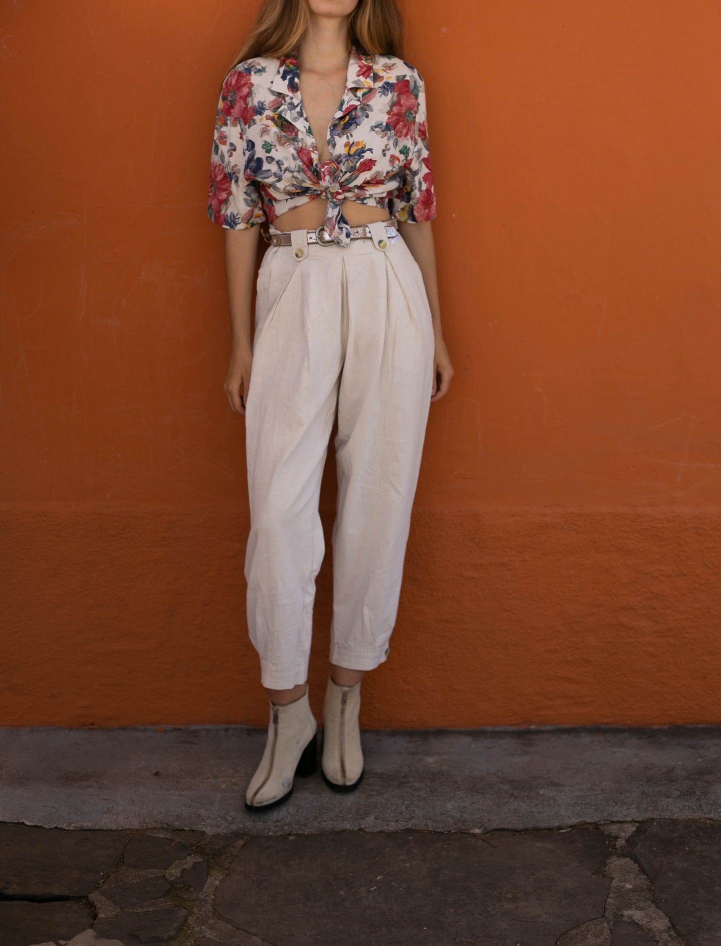 Linen blend vintage floral woman blouse, Retro flower patterned top, Cute lightweight red and white summer shirt, Button-up 70s festival tee