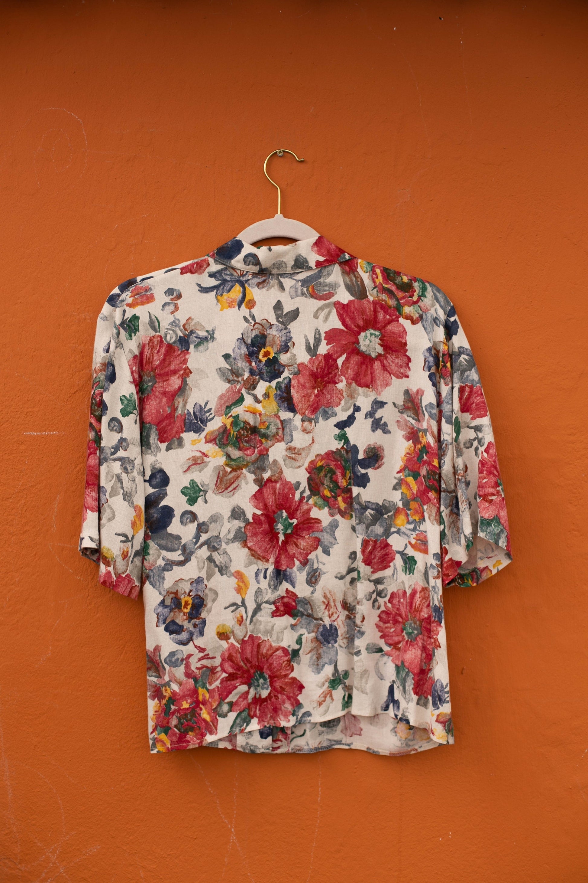 Linen blend vintage floral woman blouse, Retro flower patterned top, Cute lightweight red and white summer shirt, Button-up 70s festival tee