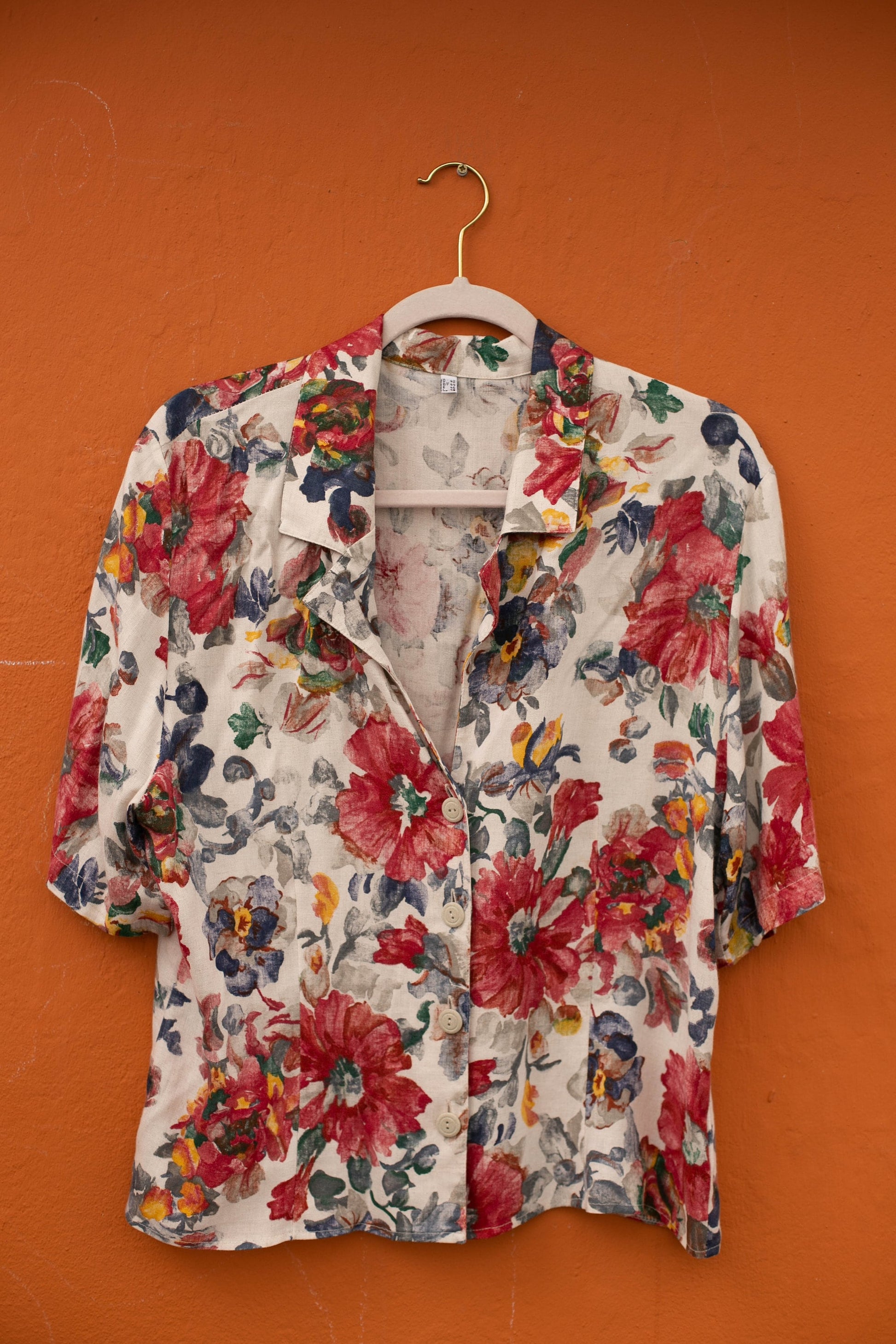 Linen blend vintage floral woman blouse, Retro flower patterned top, Cute lightweight red and white summer shirt, Button-up 70s festival tee