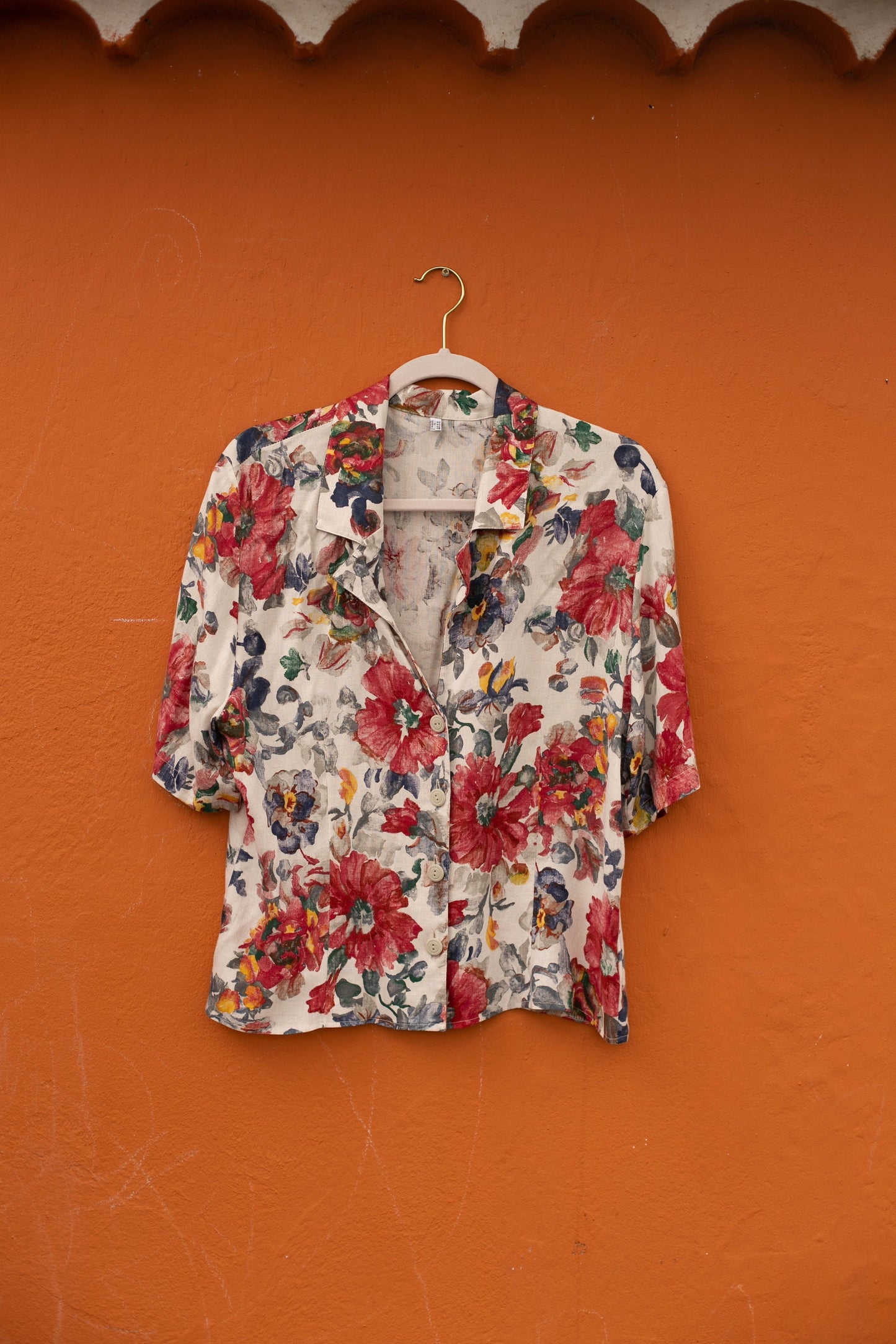 Linen blend vintage floral woman blouse, Retro flower patterned top, Cute lightweight red and white summer shirt, Button-up 70s festival tee