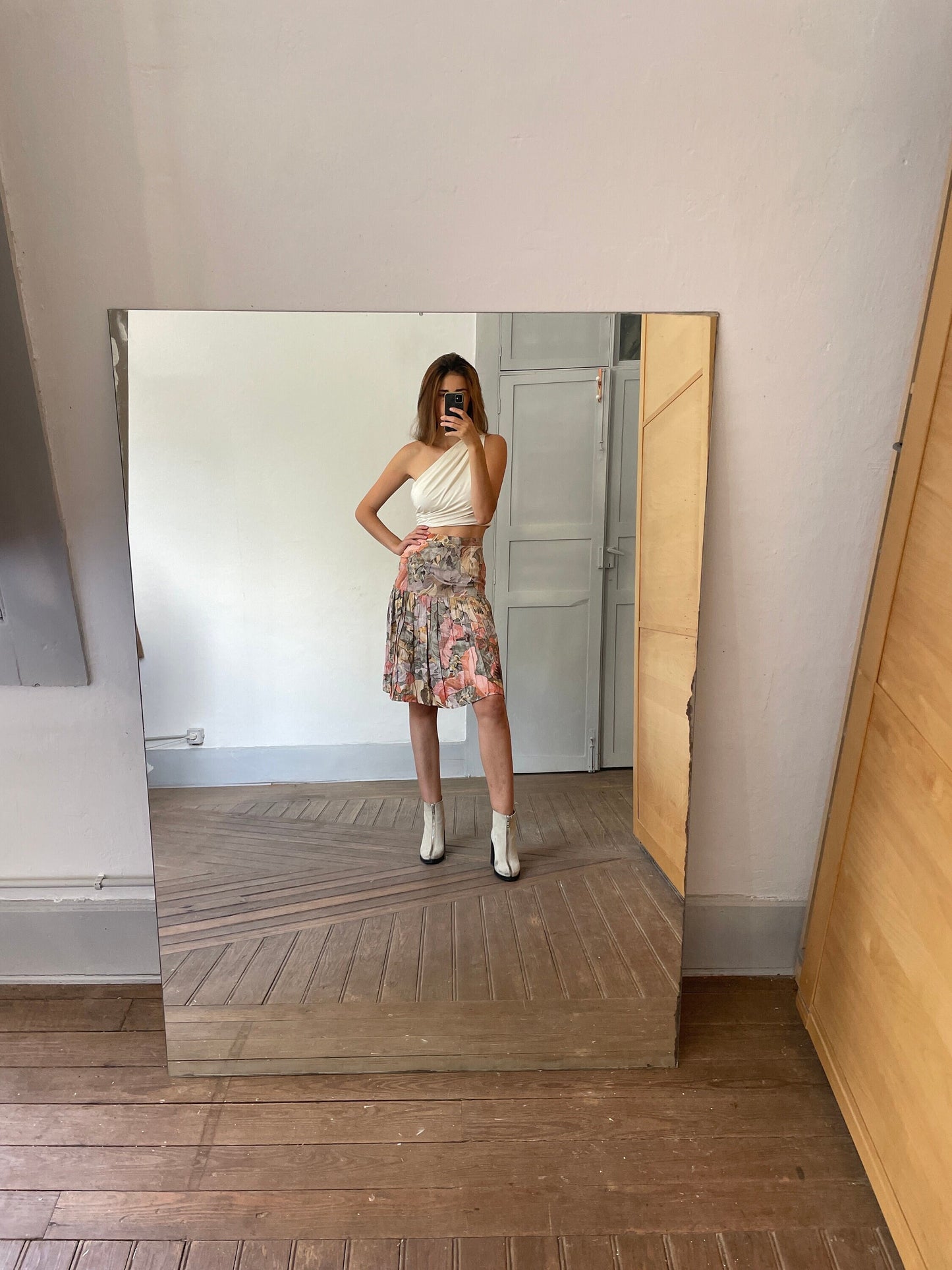 Vintage floral handmadeskirt. pleated bottom part fits right above the knee and high in the waist.