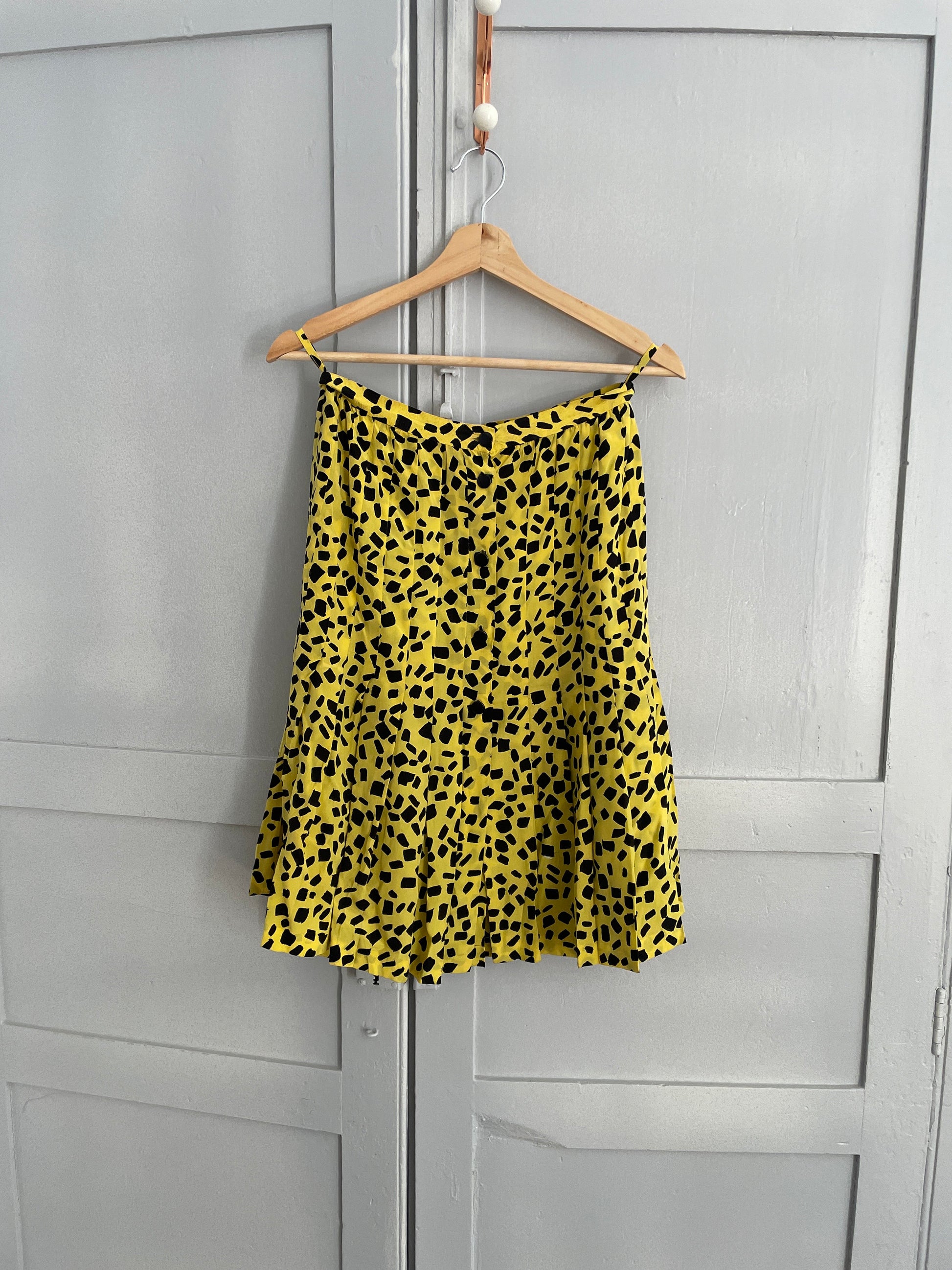 Vintage Yellow & Black Graphic Skirt – Y2K Vibes, Button-Down Front, Playful Bold skirt,