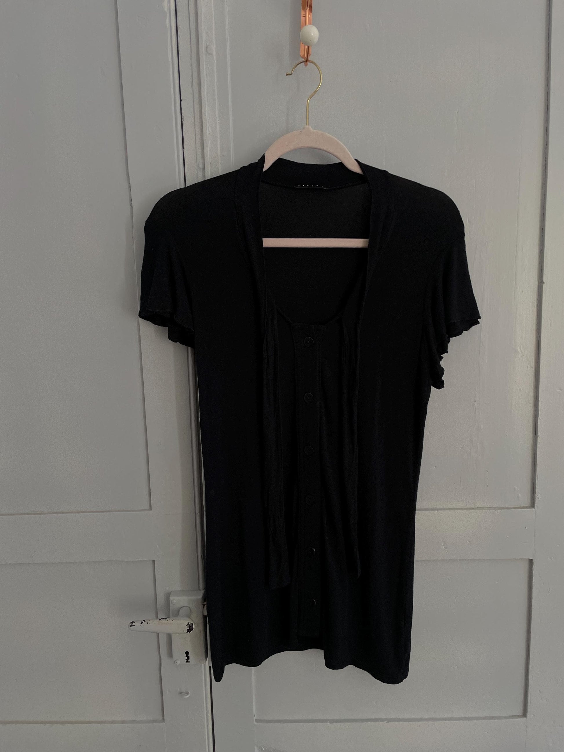 Vintage black Sisley bow tie tee, Luxury Christmas outfit, Winter wear