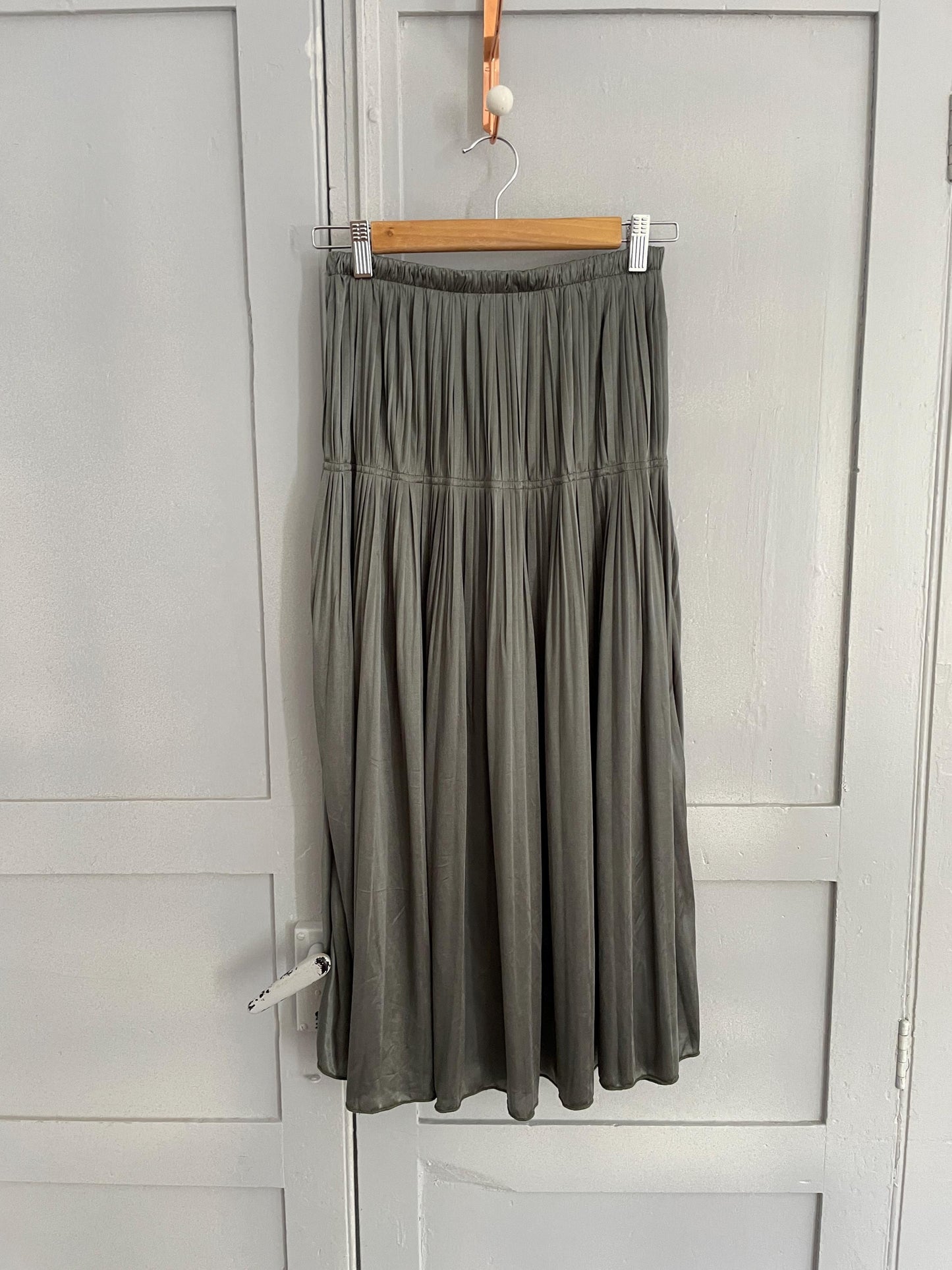 Silver festive midi skirt, High waist vintage metallic pleated skirt, News years eve and Christmass outfit, Elegant Evening Wear, Size S