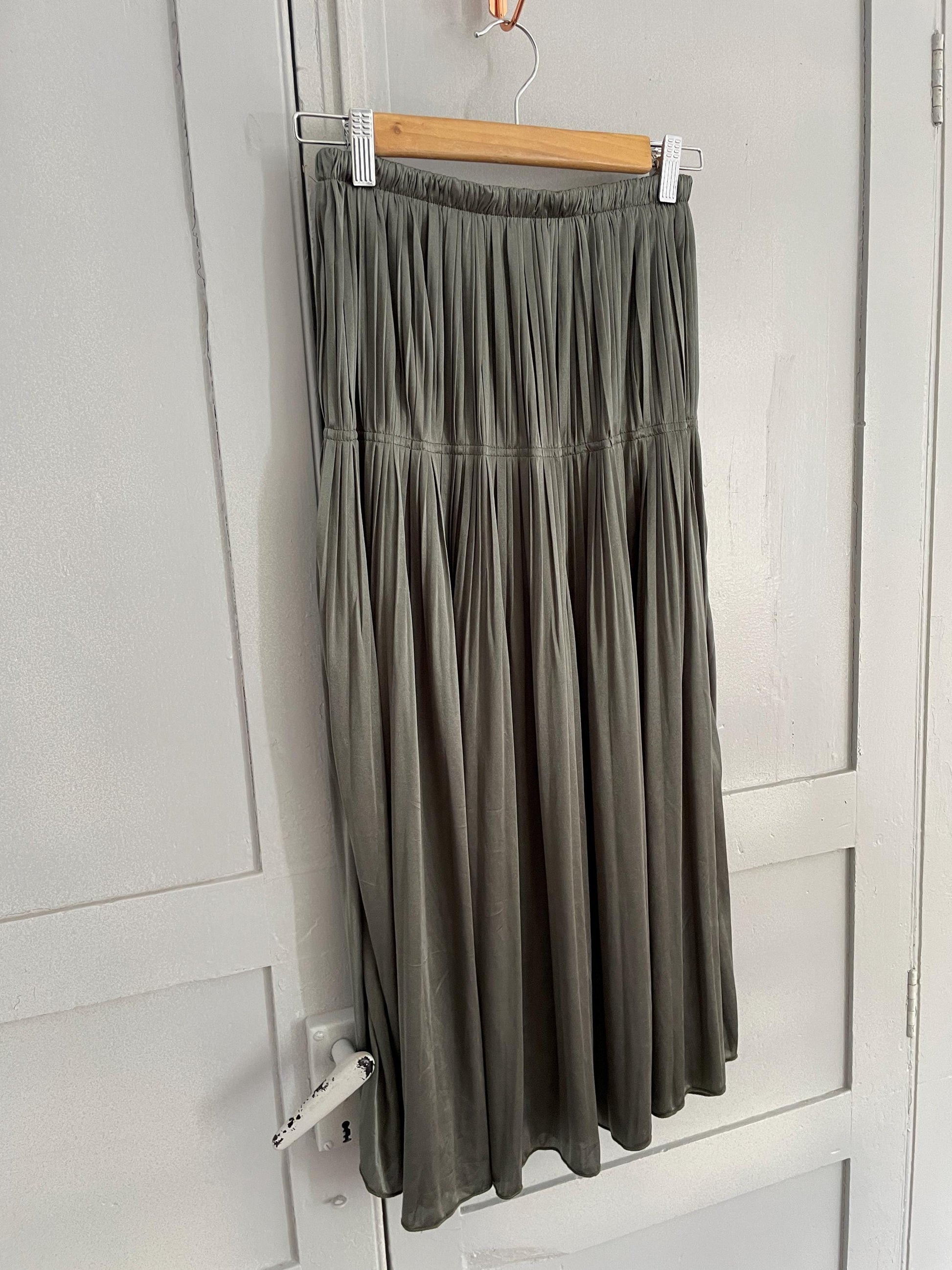 Silver festive midi skirt, High waist vintage metallic pleated skirt, News years eve and Christmass outfit, Elegant Evening Wear, Size S
