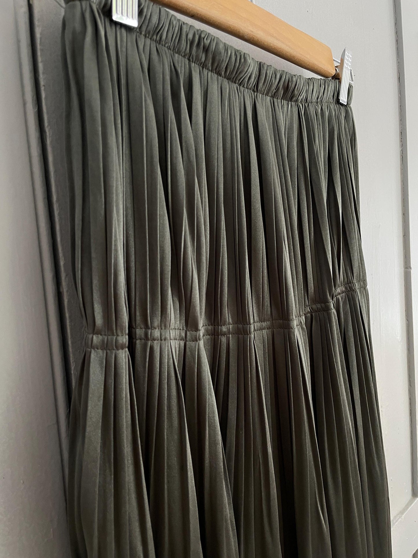 Silver festive midi skirt, High waist vintage metallic pleated skirt, News years eve and Christmass outfit, Elegant Evening Wear, Size S