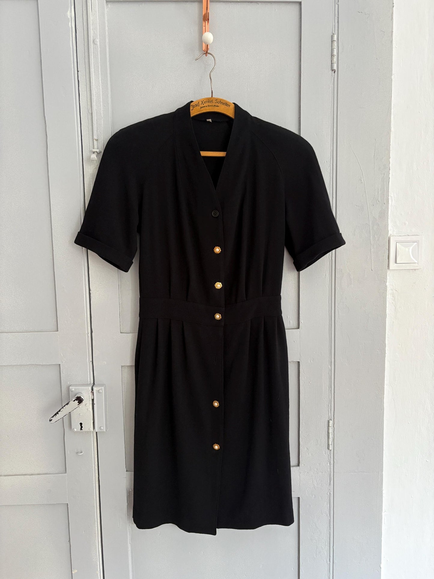 Vintage black woman dress with padded shoulders & unique buttons – true vintage style, one of a kind, classic silhouette