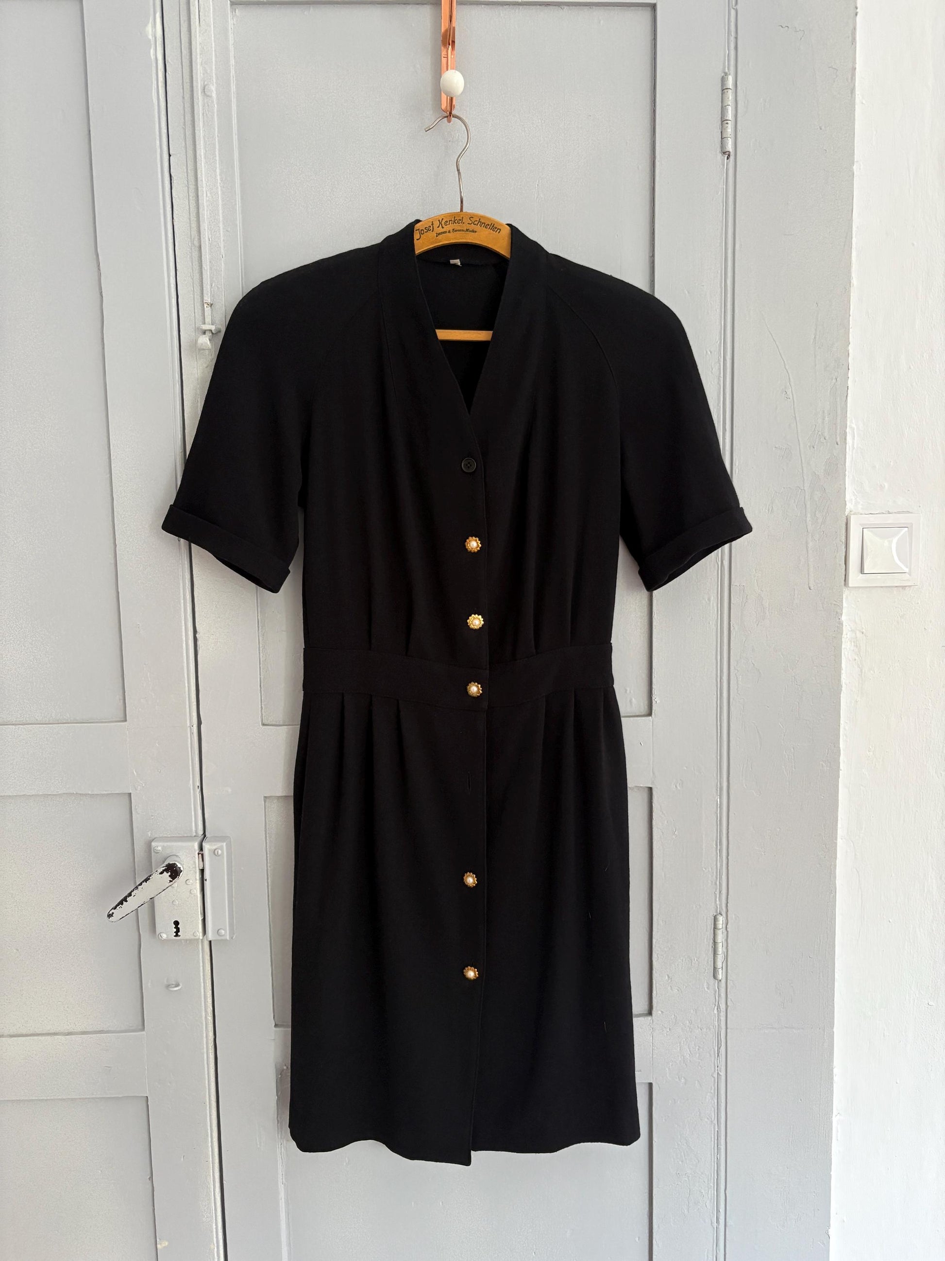 Vintage black woman dress with padded shoulders & unique buttons – true vintage style, one of a kind, classic silhouette