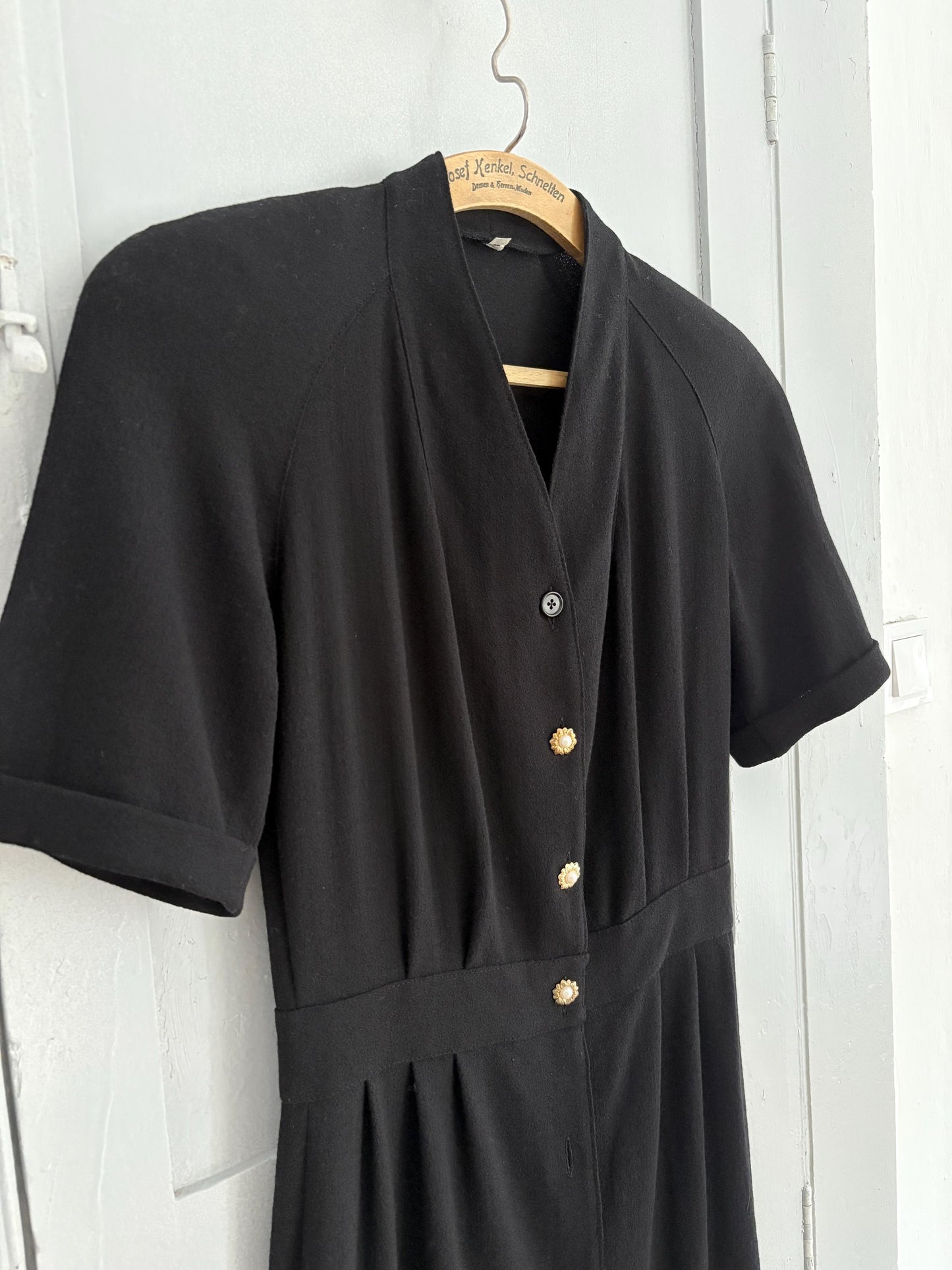 Vintage black woman dress with padded shoulders & unique buttons – true vintage style, one of a kind, classic silhouette