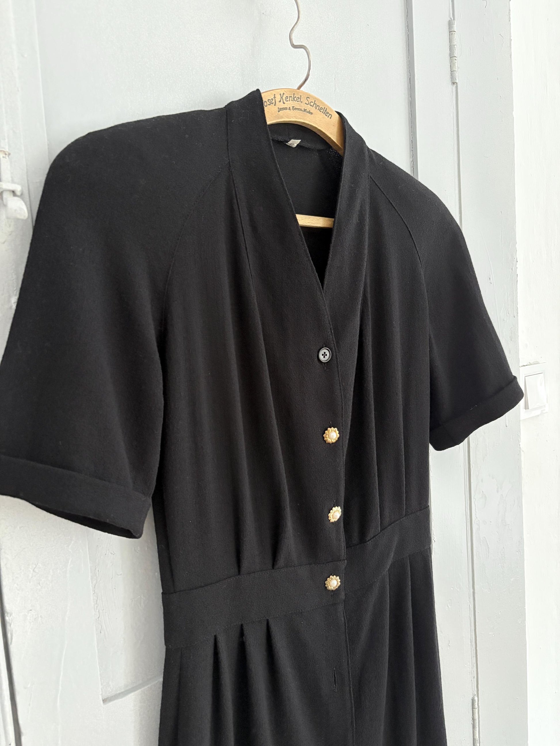 Vintage black woman dress with padded shoulders & unique buttons – true vintage style, one of a kind, classic silhouette