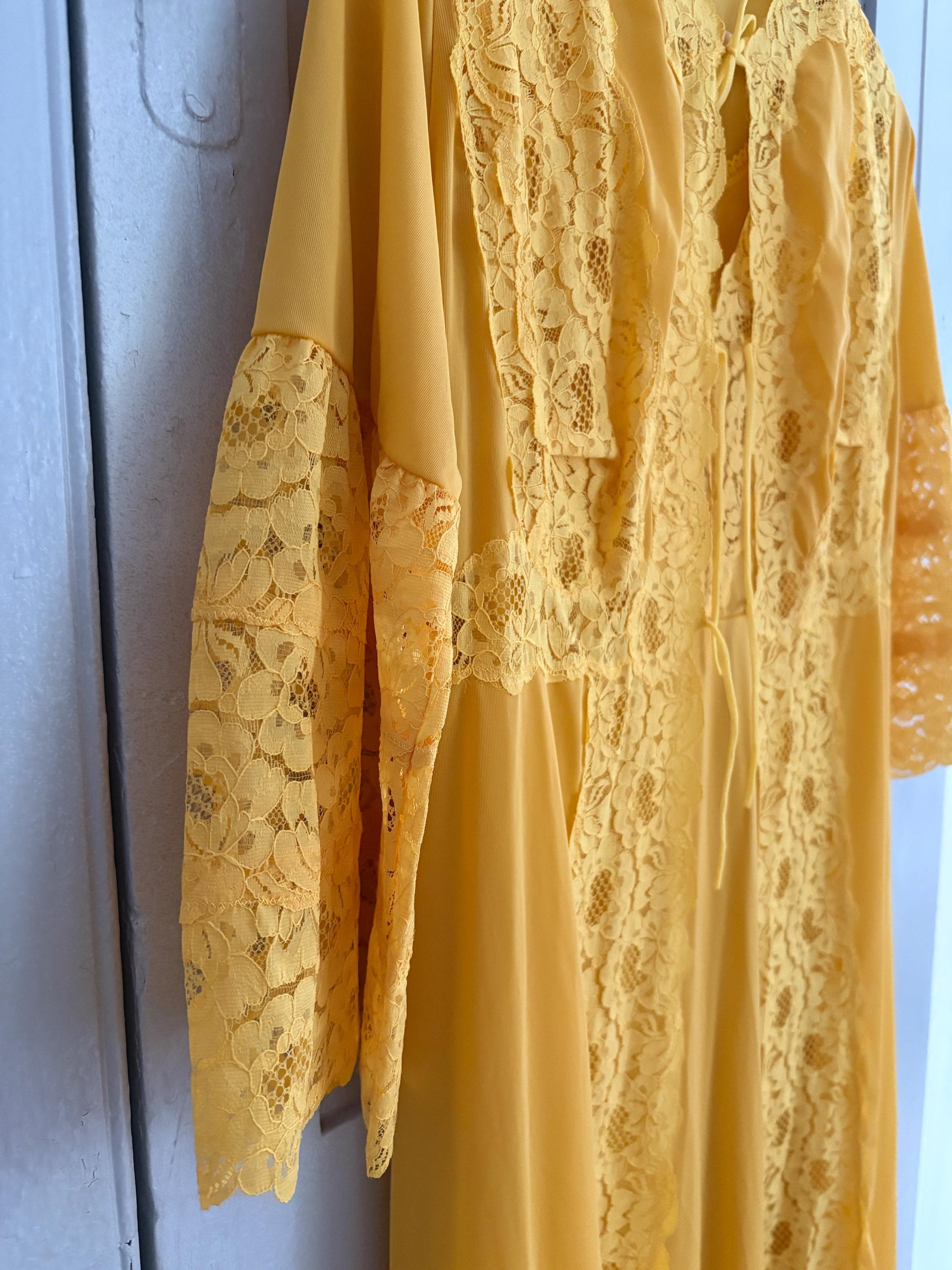 Vintage Italian Design lace Curry yellow Night robe set, Long romantic night gown, Vintage pyjamas