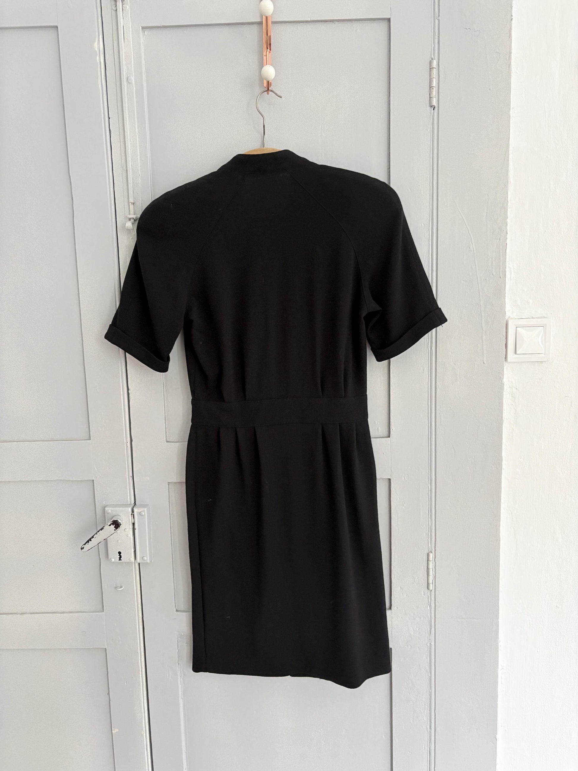 Vintage black woman dress with padded shoulders & unique buttons – true vintage style, one of a kind, classic silhouette