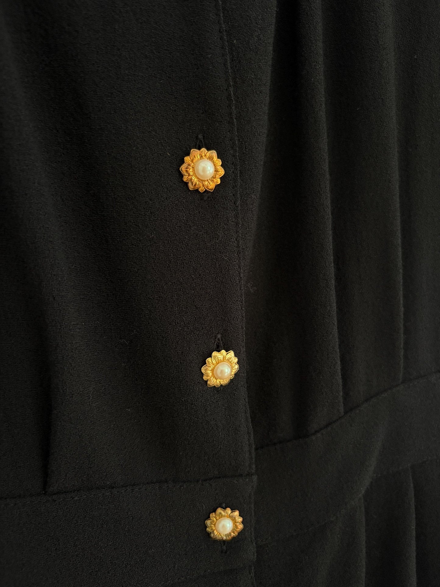 Vintage black woman dress with padded shoulders & unique buttons – true vintage style, one of a kind, classic silhouette