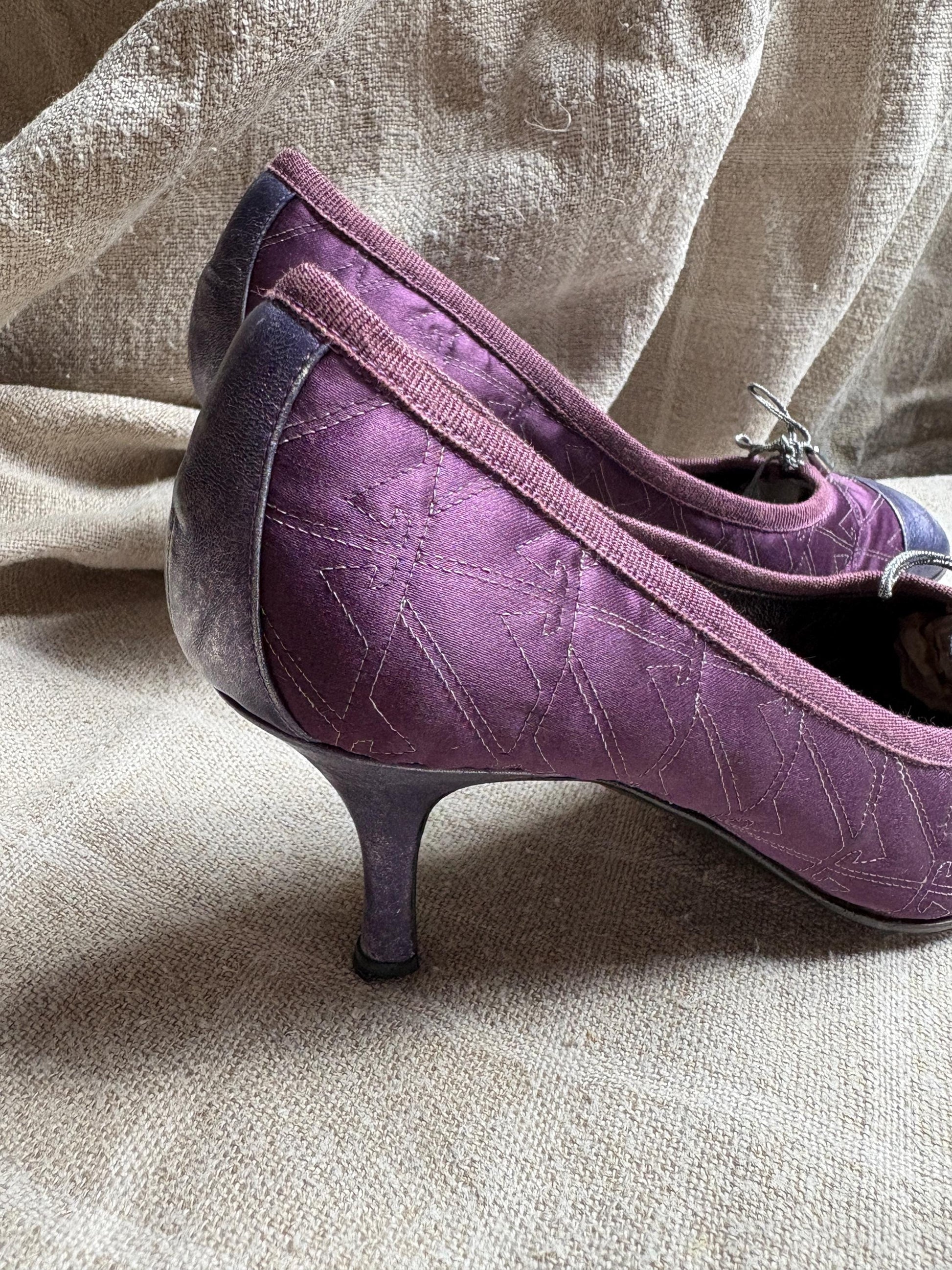 Vintage EMPORIO ARMANI kitten heels, Formal silver and purple pumps, Elegant designer event shoes, Y2K fashion