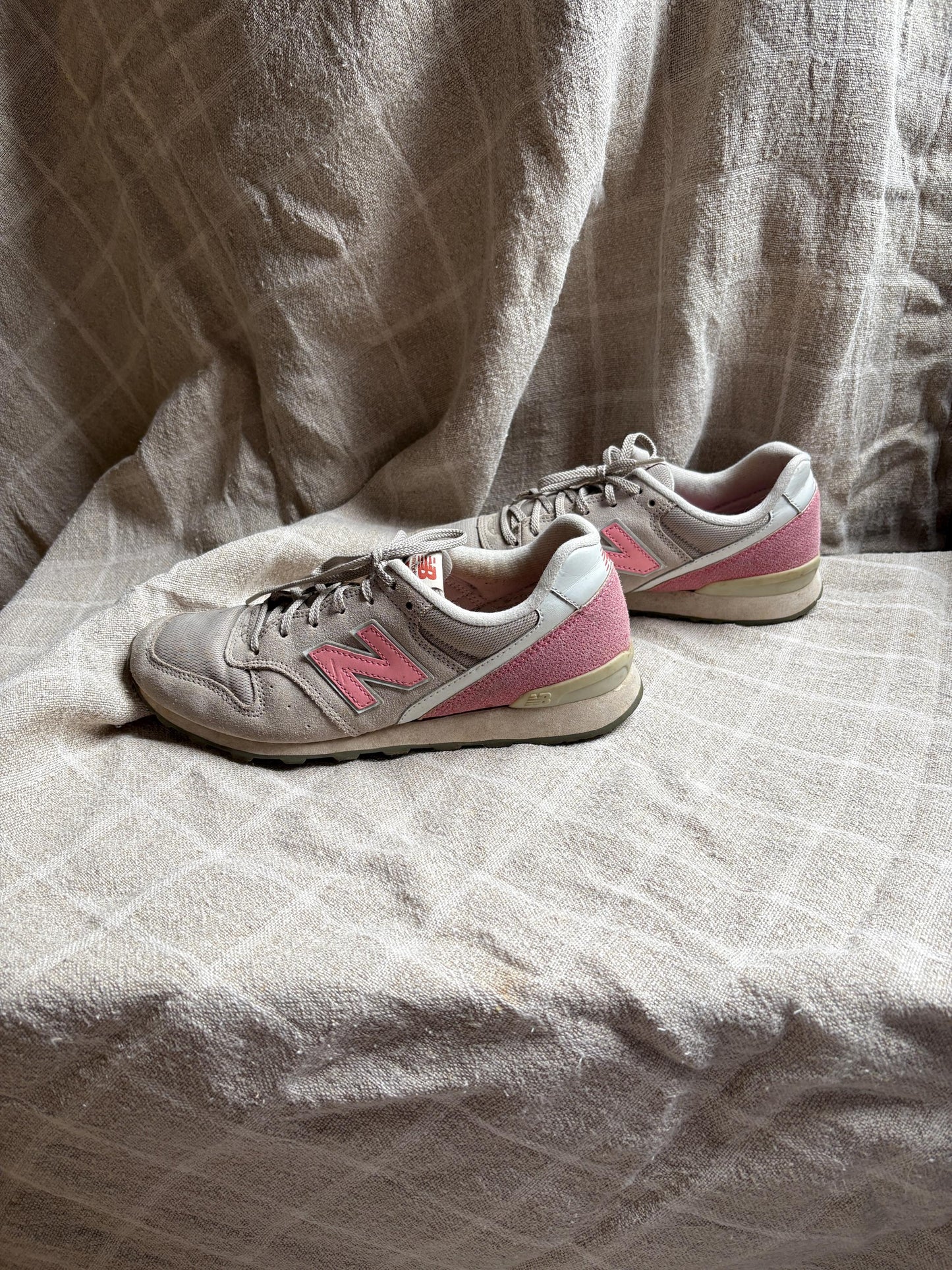 8.5 Vintage 90s Pink & White New Balance Trainers, retro y2k sneakers, 1990s sport shoes, size 40