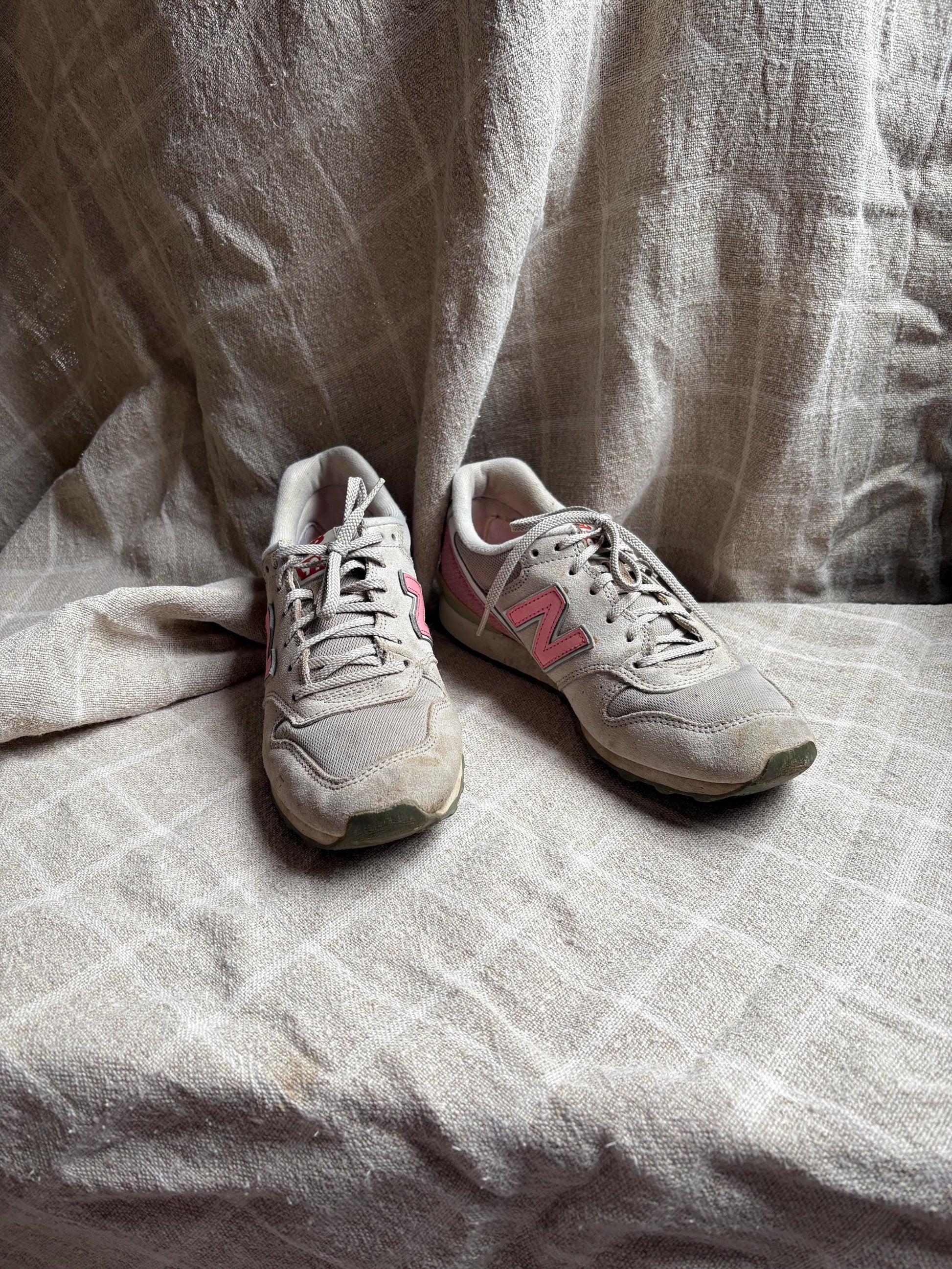 8.5 Vintage 90s Pink & White New Balance Trainers, retro y2k sneakers, 1990s sport shoes, size 40