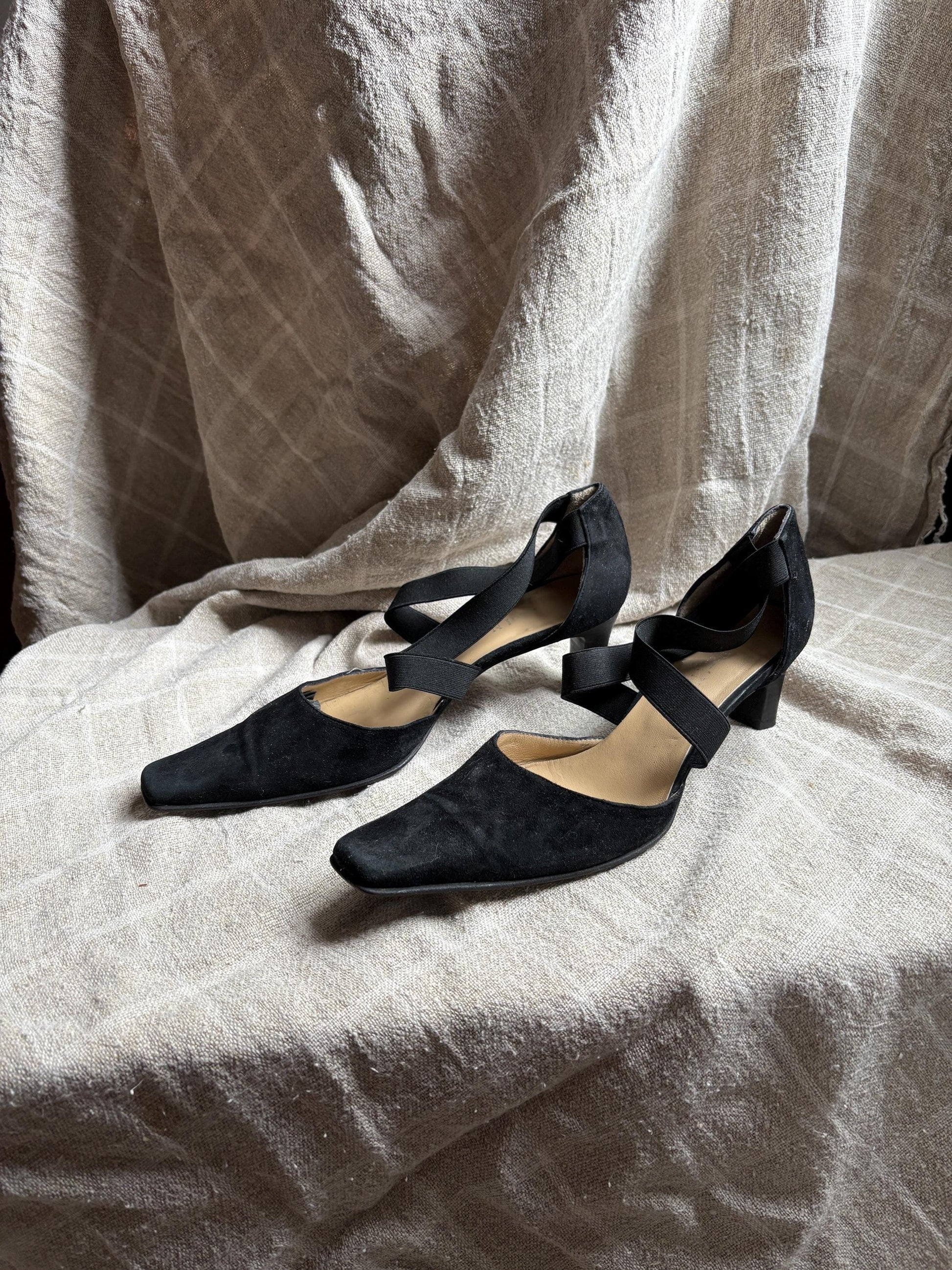 Vintage black low pumps, Rouje aesthetic black pointed toe high heels, Comfortable large size woman shoe, designer heels by Paul Noyen, 40.5