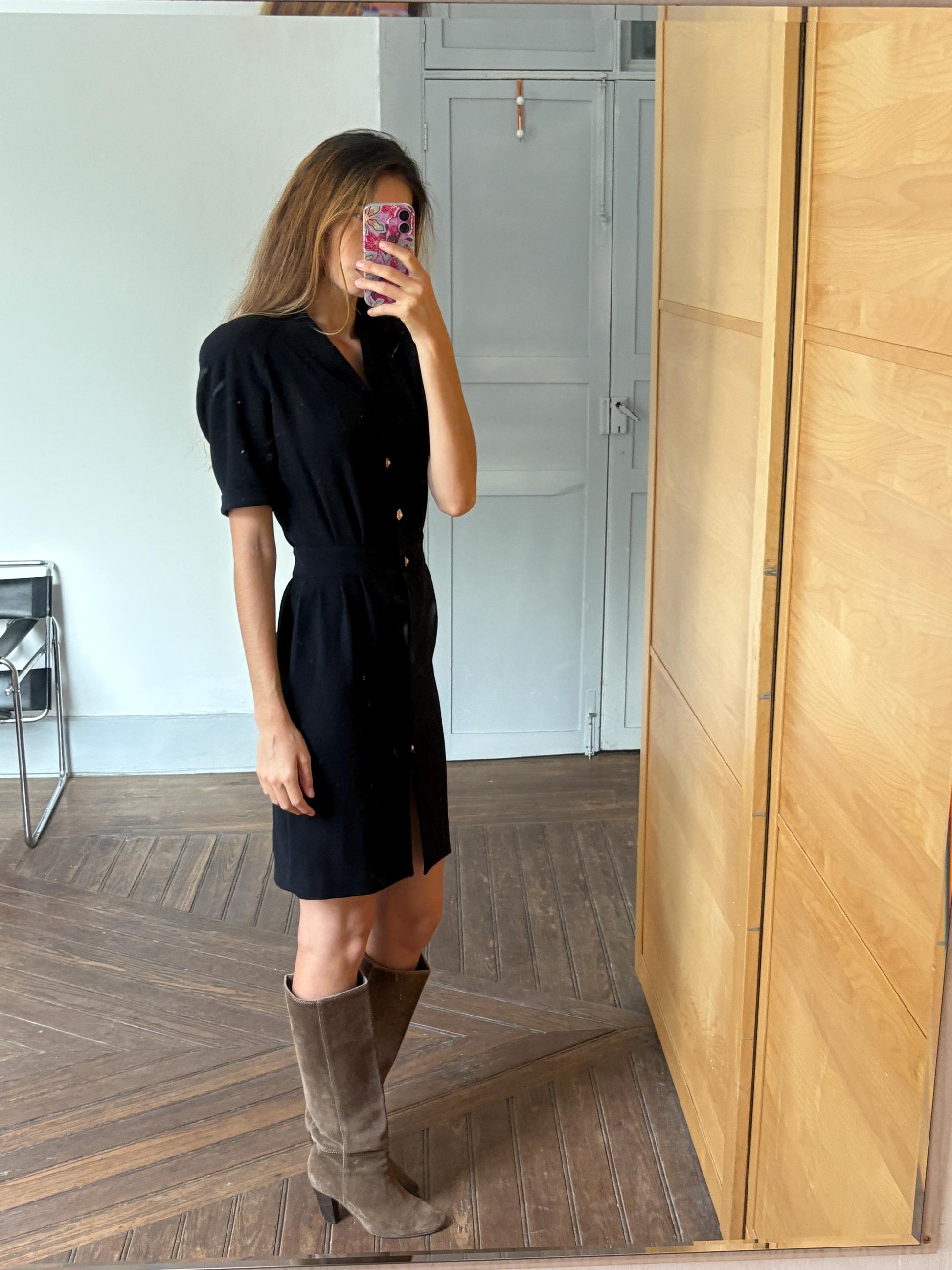 Vintage black woman dress with padded shoulders & unique buttons – true vintage style, one of a kind, classic silhouette