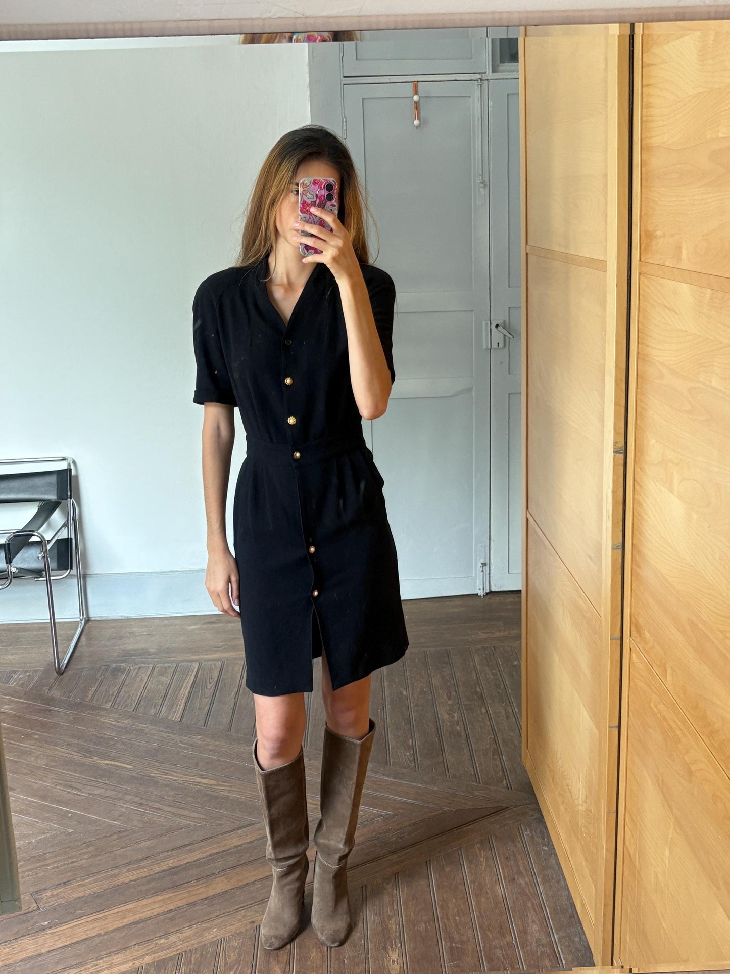 Vintage black woman dress with padded shoulders & unique buttons – true vintage style, one of a kind, classic silhouette