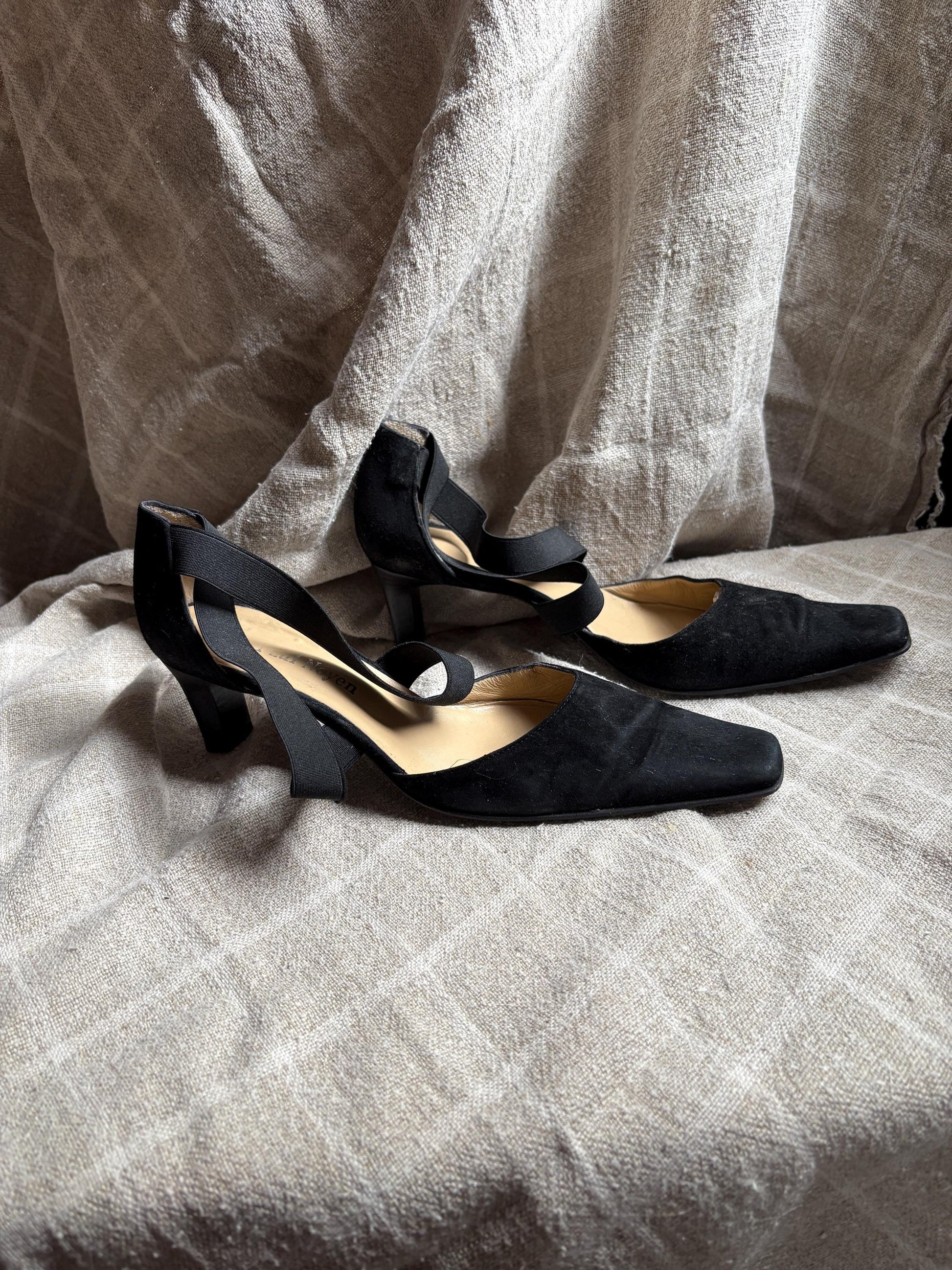 Vintage black low pumps, Rouje aesthetic black pointed toe high heels, Comfortable large size woman shoe, designer heels by Paul Noyen, 40.5